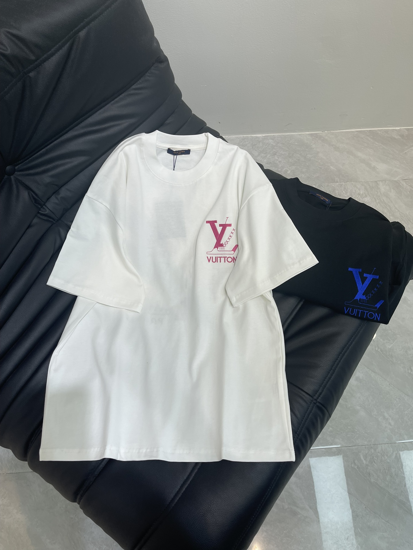 NO:333397,Louis Vuitto*25 new classic logo short-sleeved T-shirt. All cotton fabric, soft fabric, skin-friendly and comfortable. The front micro-label jacquard embroidery small logo is used on the back, and the classic logo is made of LV letters delicately presented, and each needle and thread reveals a luxurious texture. A very fashionable and designed style, easy to control multiple occasions, the same style as men and women!  S-XL, louis vuitton,louis vuitton,t-shirt,tees,t-shirt,alexander wang19860909Louis Vuitto*25新款经典标识短袖T恤.全棉面料,面料柔软,亲肤舒适.前幅微标提花绣小标识,背面采用高级刺绣工艺,将经典标志一 LV字母图案细腻呈现,每一针一线都透露着奢华质感.非常时尚很有设计的一个款,轻松驾驭多种场合,男女同款！S-XL,,louis vuitton,louis vuitton,T-shirt,tees，t-shirt,alexander wang,Women's clothing