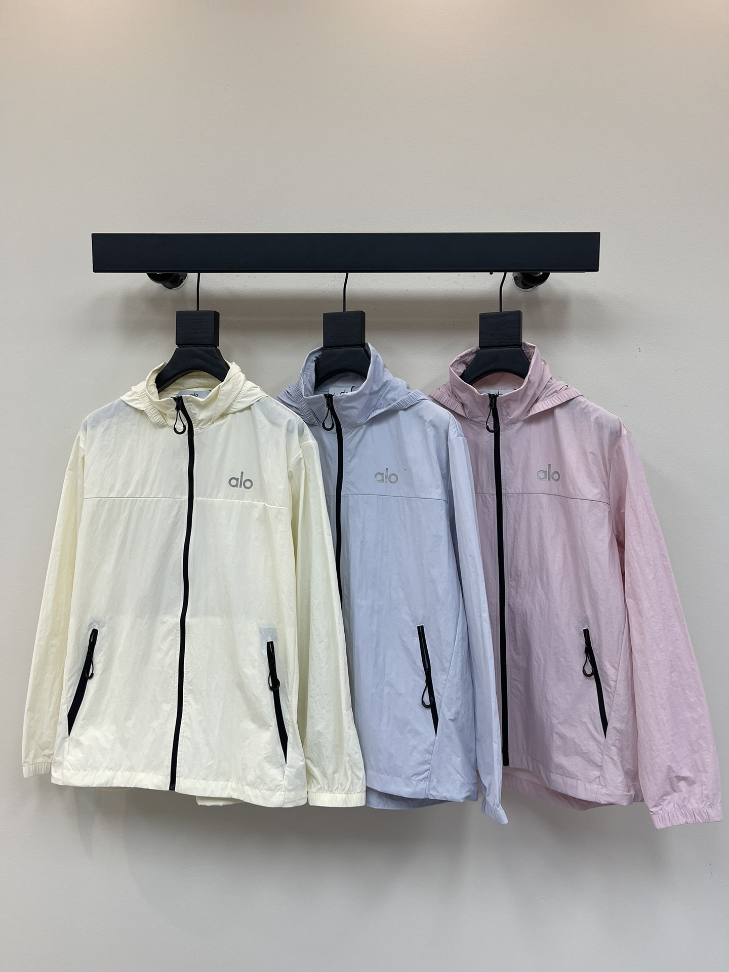 NO:334121,ALO* micro-label sunscreen jacket. Unique customized sunscreen four-sided elastic fabric, adopts elastic fiber blending process, light and breathable, high-density braiding or micro-porous structure technology, taking into account elasticity and breathability, reducing the feeling of stuffiness, suitable for long-term wear. High-strength and wear-resistant, suitable for outdoor sports or high-frequency use scenarios. The front chest micro-label logo letters, zippered pockets on both sides, inner hidden bag decoration, and hidden hat collar. The American fashion brand ALO is a niche brand that is very popular among young men and women this year. The brand style is mainly simple and casual, which meets the dual needs of modern urban people for physical and mental healing and trendy attitudes!  The same style for men and women!  Bluish-white/Russian pasta/glacial blue/lemon yellow/jungle green S-3XL,,jackets & coats,hats,alexander wang19860909ALO*微标防晒服外套.独特订制防晒四面弹面料, 采用弹性纤维混纺工艺,轻薄透气,高密度编织或微孔结构工艺,兼顾弹性与透气性,减少闷热感,适合长时间穿着.高强耐磨,适合户外运动或高频使用场景.前胸微标标识字母,两侧拉链口袋,内里暗袋装饰,隐藏帽领.美国潮牌ALO是今年非常受年轻男女追捧的一个小众品牌,品牌风格以简约休闲为主满足了现代都市人对身心疗愈与潮流态度的双重需求！男女同款！ 米白/如意粉/冰川蓝/柠檬黄/军绿 S-3XL,,jackets & coats,hats,alexander wang,Women's clothing