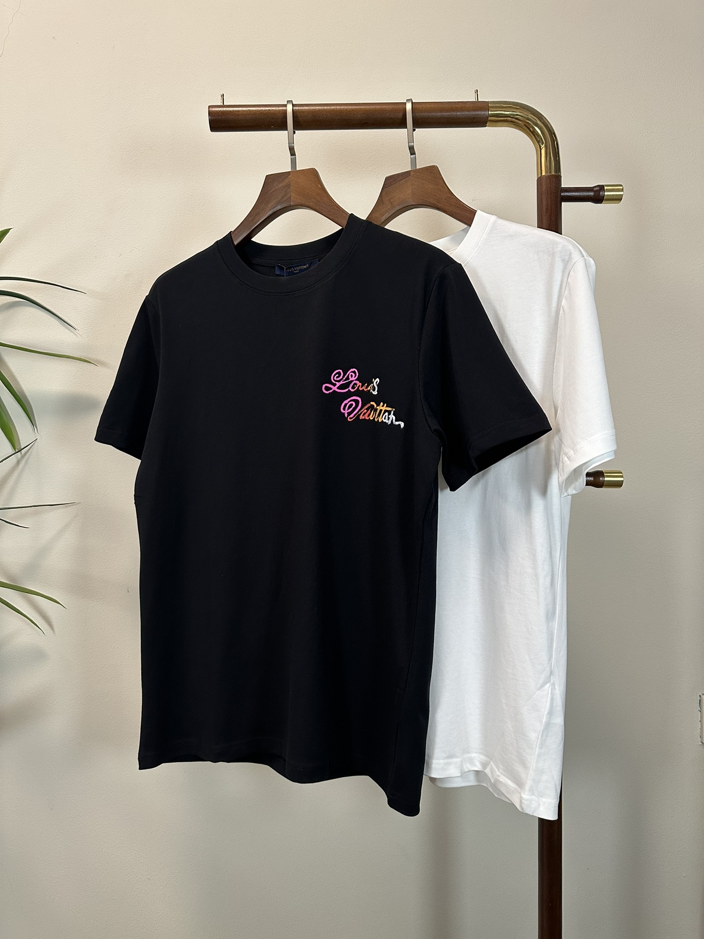 NO:471462,LV Louis Vuitton 2025 new round neck short-sleeved T-shirt high-end version!  Customized fabrics for counters are breathable and comfortable, with impeccable details, and the brand element design concept reflects high quality. The feel is delicate and soft!  It is casually cut, with a great upper body style!  S-XXL,,louis vuitton,louis vuitton,T-shirt,tees,t-shirt,alexander wang19860909LV 路易威登 2025新款 圆领 短袖 T恤 高端版本！专柜定制面料 透气舒适度高,细节无可挑剔,品牌元素设计理念,体现高品质.手感细腻柔软！呈现休闲裁剪,上身版型超赞！ 码数S- XXL,,louis vuitton,louis vuitton,T-shirt,tees，t-shirt,alexander wang,Men's clothing