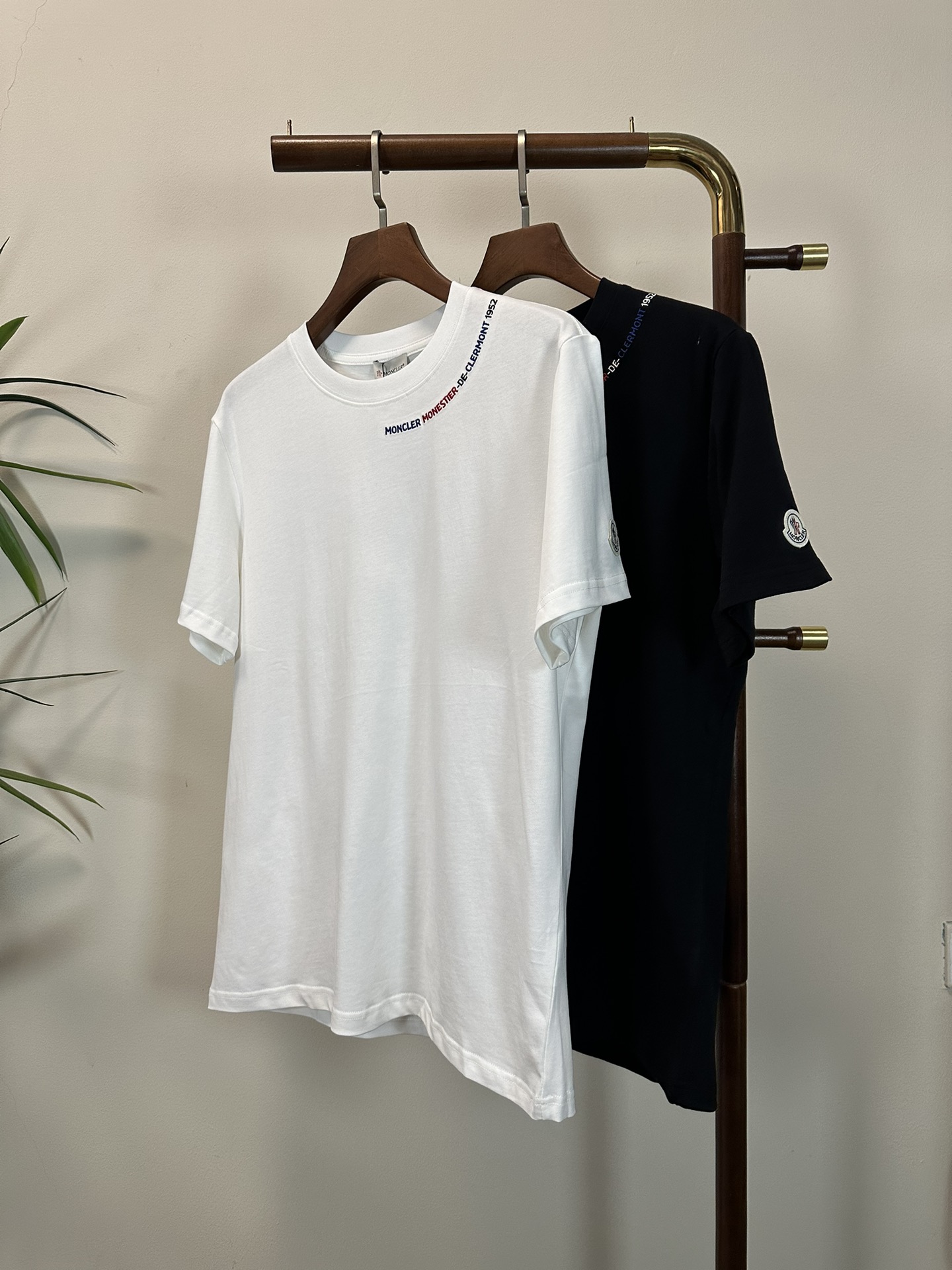 NO:471457,MON matte 2025 new round neck short-sleeved T-shirt high-end version!  Customized fabrics for counters are breathable and comfortable, with impeccable details, and the brand element design concept reflects high quality. The feel is delicate and soft!  It is casually cut, with a great upper body style!  S-XXL, Moncler, T-shirt,tees, t-shirt,alexander wang19860909MON 蒙口 2025新款 圆领 短袖 T恤 高端版本！专柜定制面料 透气舒适度高,细节无可挑剔,品牌元素设计理念,体现高品质.手感细腻柔软！呈现休闲裁剪,上身版型超赞！ 码数S- XXL,,Moncler,T-shirt,tees，t-shirt,alexander wang,Men's clothing