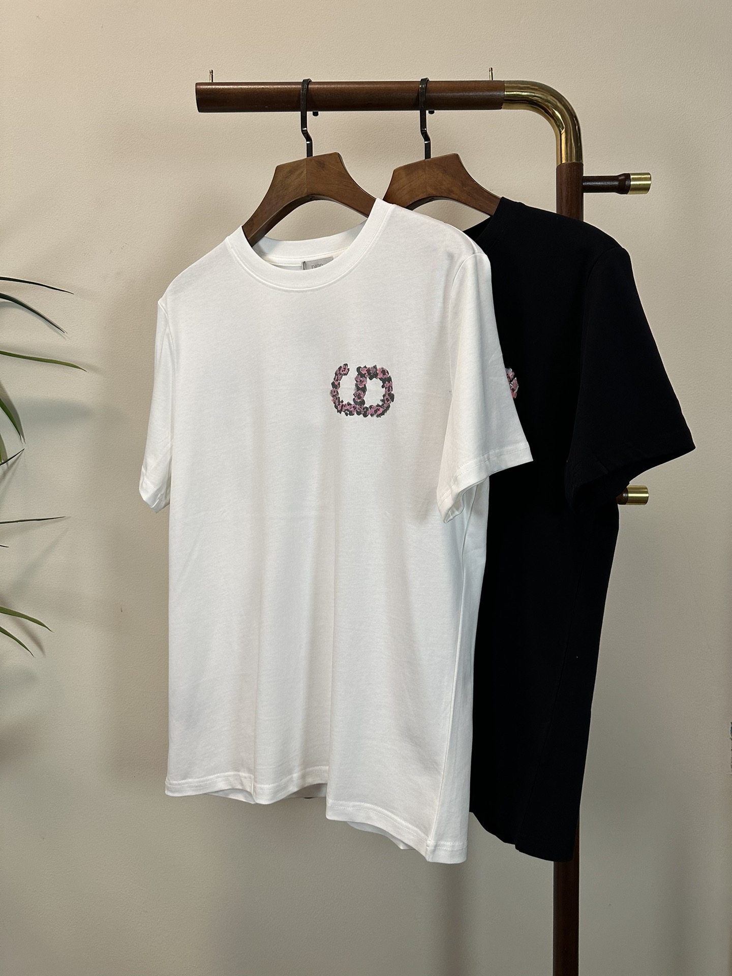 NO:471452,DIOR 2025 new round neck short-sleeved T-shirt high-end version!  Customized fabrics for counters are breathable and comfortable, with impeccable details, and the brand element design concept reflects high quality. The feel is delicate and soft!  It is casually cut, with a great upper body style!  S-XXL,,dior,dior,T-shirt,tees,t-shirt,alexander wang19860909DIOR 迪奥 2025新款 圆领 短袖 T恤 高端版本！专柜定制面料 透气舒适度高,细节无可挑剔,品牌元素设计理念,体现高品质.手感细腻柔软！呈现休闲裁剪,上身版型超赞！ 码数S- XXL,,dior,dior,T-shirt,tees，t-shirt,alexander wang,Men's clothing