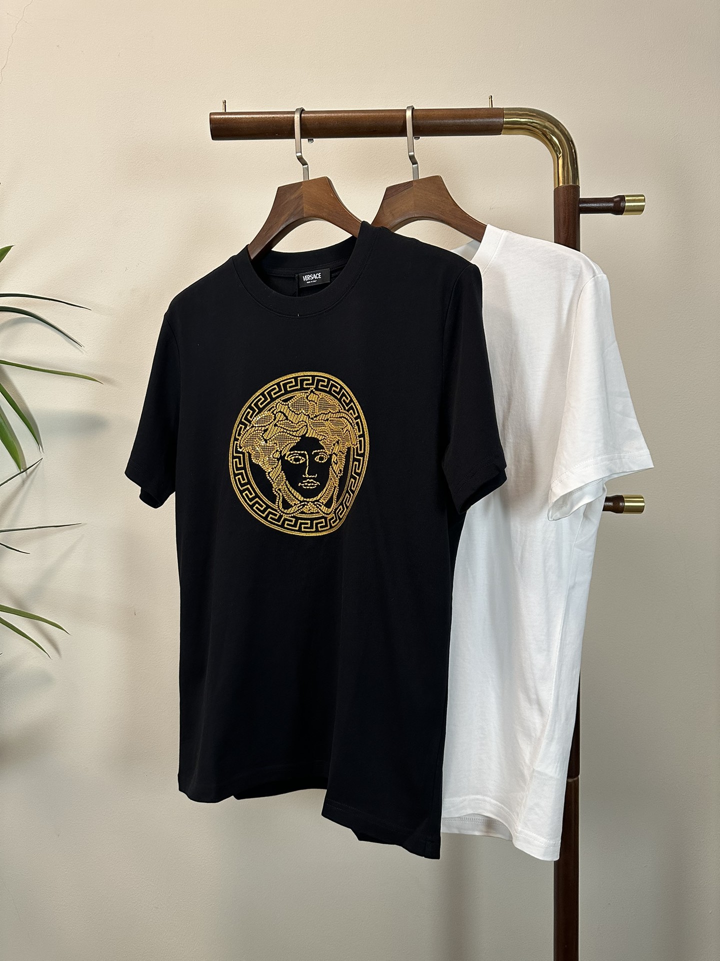 NO:471447,VS Versace 2025 new round neck short-sleeved T-shirt high-end version!  Customized fabrics for counters are breathable and comfortable, with impeccable details, and the brand element design concept reflects high quality. The feel is delicate and soft!  It is casually cut, with a great upper body style!  S-XXL, versace, T-shirt,tees, t-shirt,alexander wang19860909VS 范思哲 2025新款 圆领 短袖 T恤 高端版本！专柜定制面料 透气舒适度高,细节无可挑剔,品牌元素设计理念,体现高品质.手感细腻柔软！呈现休闲裁剪,上身版型超赞！ 码数S- XXL,,versace,T-shirt,tees，t-shirt,alexander wang,Men's clothing