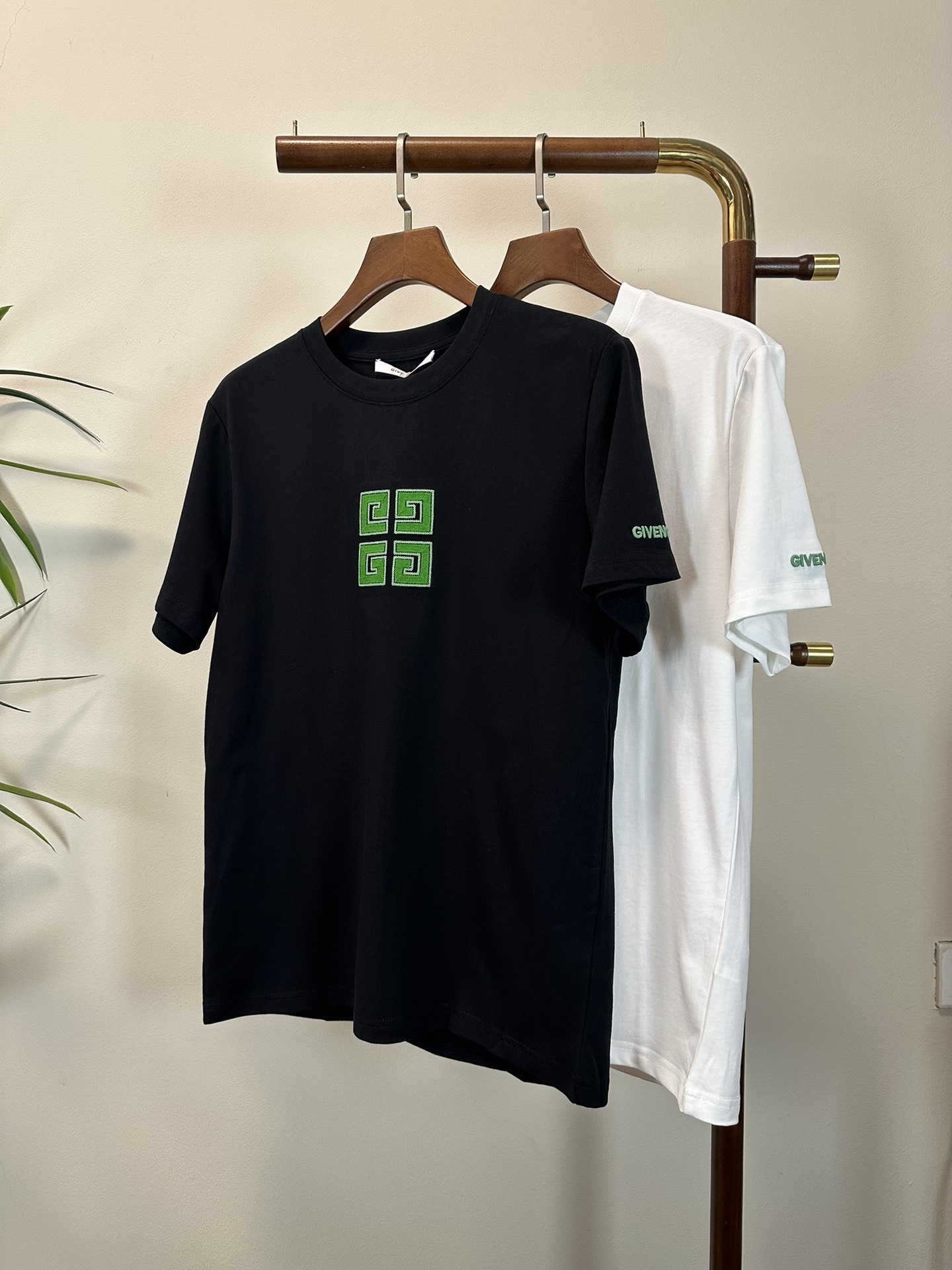 NO:471444,GVC Givenchy 2025 new round neck short-sleeved T-shirt high-end version!  Customized fabrics for counters are breathable and comfortable, with impeccable details, and the brand element design concept reflects high quality. The feel is delicate and soft!  It is casually cut, with a great upper body style!  S-XXL, given, T-shirt,tees,t-shirt,alexander wang19860909GVC 纪梵希 2025新款 圆领 短袖 T恤 高端版本！专柜定制面料 透气舒适度高,细节无可挑剔,品牌元素设计理念,体现高品质.手感细腻柔软！呈现休闲裁剪,上身版型超赞！ 码数S- XXL,,givenchy,T-shirt,tees，t-shirt,alexander wang,Men's clothing