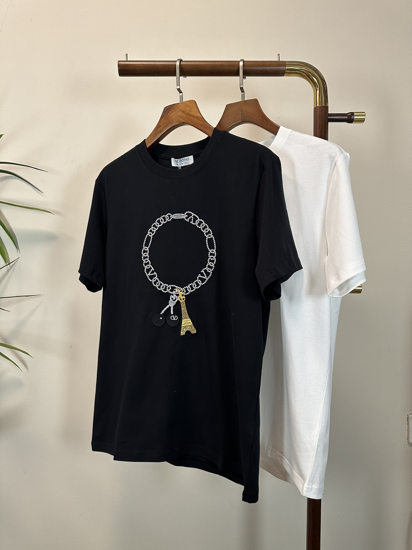 NO:471478,VLTN 2025 new round neck short-sleeved T-shirt high-end version!  Customized fabrics for counters are breathable and comfortable, with impeccable details, and the brand element design concept reflects high quality. The feel is delicate and soft!  It is casually cut, with a great upper body style!  S-XXL, T-shirt,tees,t-shirt,alexander wang19860909VLTN 2025新款 圆领 短袖 T恤 高端版本！专柜定制面料 透气舒适度高,细节无可挑剔,品牌元素设计理念,体现高品质.手感细腻柔软！呈现休闲裁剪,上身版型超赞！ 码数S- XXL,,T-shirt,tees，t-shirt,alexander wang,Men's clothing