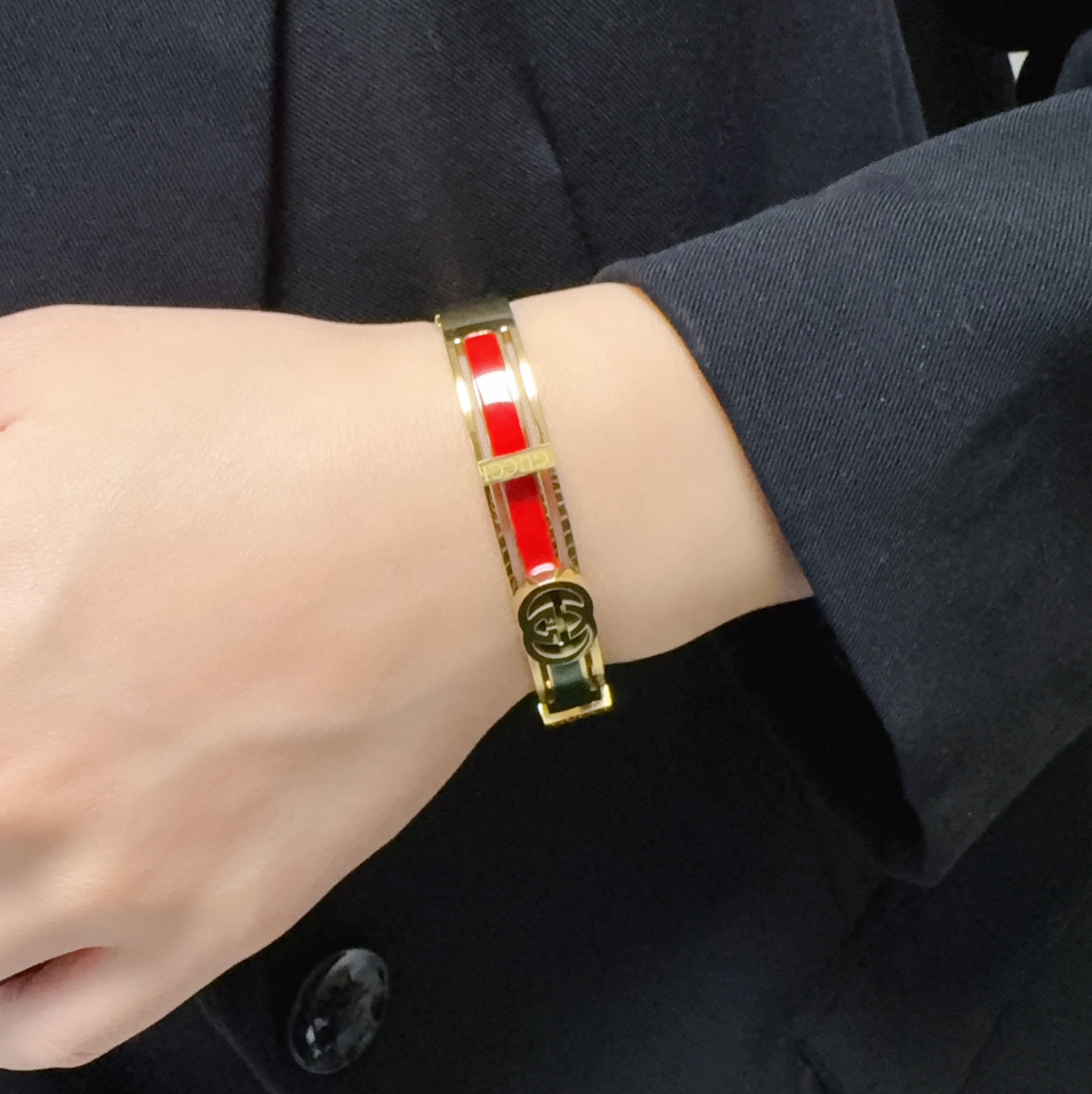 NO:115329,The new Gucci double G bracelet super heavy industry bling bling bling, the color is very good and high-end, the goddess is high-end, the fine steel material is not allergic to fade, the one-to-one exquisite craftsmanship, the classic charm, the cost-effectiveness, the essential choice, the jewelry quality, gucci, gucci, bracelet19860909新款古驰Gucci双G手镯超重工bling bling,颜色搭配得非常好高级感 女神气质高端 精钢材质不过敏不褪色.一比一精美工艺,经典至极的魅物,性价比高 必备必入之选,饰品精品,gucci,gucci,bracelet,Jewelry