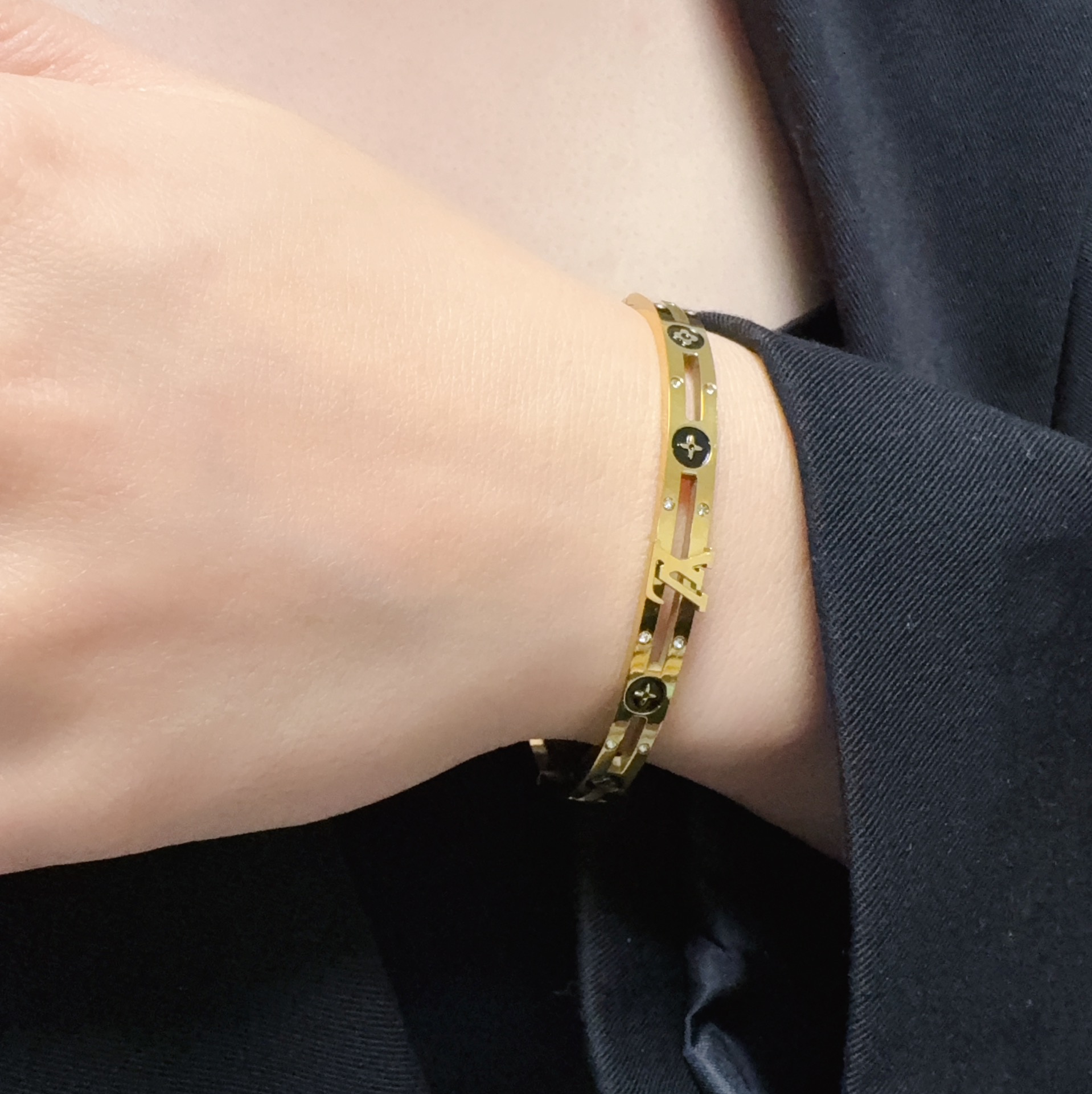 NO:115330,New product, original single product, LV letter printed four-leaf clover engraving with logo hollow bracelet Louis Vuitton, Louis Vuitton, counter consistent material, hot products shipped, unique design, retro avant-garde. The bracelet 14K seiko color protection version has been loved by MM since its launch. Every color has its unique brilliance!  The effect is very good!  The smallest one!  More durable than ordinary models, beautiful skin tone, fine jewelry, louis vuitton, louis vuitton, louis vuitton, bracelet19860909新品 原单货 LV字母印花四叶草雕刻带logo镂空手镯Louis Vuitton 路易威登 专柜一致材质 火爆款出货 设计独特 复古前卫.手镯14K精工保色版 从上市以来一直深受MM喜爱每一种颜色都有它独一无二的光彩！上手效果非常好看！最细小的一款！比普通款更耐看显肤色白皙,饰品精品,louis vuitton,louis vuitton,louis vuitton,bracelet,Jewelry