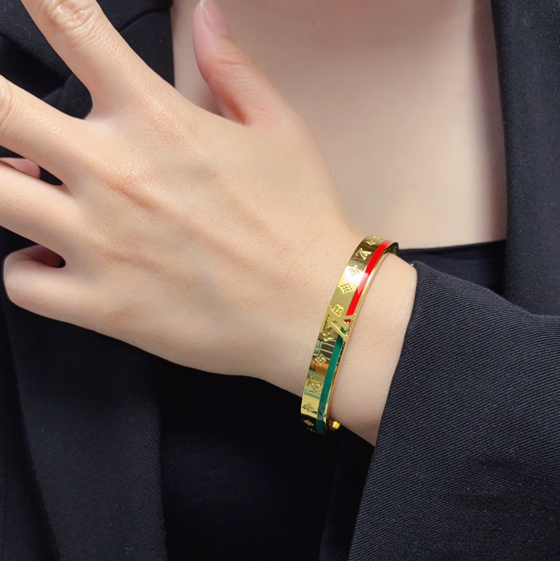 NO:115332,New product, original single product, LV letter printed four-leaf clover carved ribbon, red, green, and black bracelet Louis Vuitton, Louis Vuitton, counter consistent material, hot products shipped, unique design, retro avant-garde. Bracelet 14K seiko color protection version has been loved by MM since its launch. Every color has its unique brilliance!  The effect is very good!  The smallest one!  More durable than ordinary models, beautiful skin tone, fine jewelry, louis vuitton, louis vuitton, louis vuitton, bracelet19860909新品 原单货 LV字母印花四叶草雕刻彩带红、绿、黑手镯Louis Vuitton 路易威登 专柜一致材质 火爆款出货 设计独特 复古前卫.手镯14K精工保色版 从上市以来一直深受MM喜爱每一种颜色都有它独一无二的光彩！上手效果非常好看！最细小的一款！比普通款更耐看显肤色白皙,饰品精品,louis vuitton,louis vuitton,louis vuitton,bracelet,Jewelry