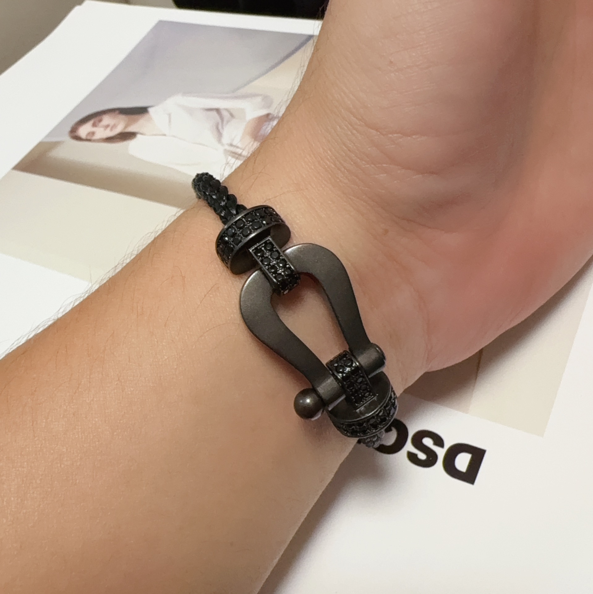 NO:115337,New product releases hot double row diamond big buckle black warrior Fred Fred full diamond, half diamond, and no diamond horseshoe buckle neutral high-quality black wire rope bracelet bracelet!  Bensheng Rope Brand Fashion, Exquisite FORCE Series Bracelet High-end Customization~Asian Gold Micro Electroplating 18k Gold Craft Seiko Horseshoe Buckle Bracelet!  The effect of getting started is very versatile. Internet celebrity experts. A must-have item for fashion. Rose gold, gold and silver buttons. Two sizes of 17/19cm for couples. Elegant accessories, bracelet, bracelet, gold19860909新品发布火爆双排钻大扣头黑武士费雷德 Fred斐登满钻、半钻、无钻马蹄扣中性款高品质黑色钢丝绳手链手镯！本命绳大牌 时尚 精致FORCE 系列手链高端定制～亚金微电镀18k金工艺 精工马蹄扣头手镯！上手效果非常百搭 网红达人 时尚一族必备单品 玫瑰金、黄金、银色扣头男女情侣款两个码数17/19cm,饰品精品,bracelet,bracelet,gold,Jewelry