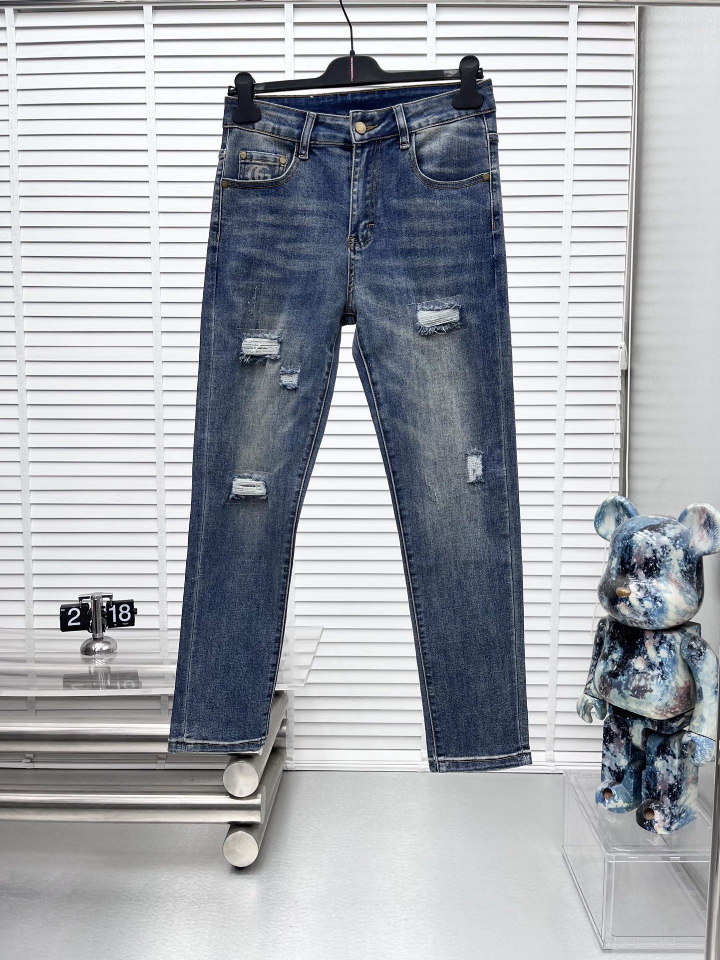 NO:537374,Gucc* 25ss new jeans, a perfect choice for daily necessities, simple, atmospheric, fashionable and stylish, customized imported fabrics, heavy industry washing technology, easy to meet the needs of all seasons, smooth and neat, original auxiliary hardware, comfortable upper body, very easy to match and durable. Number 29-38 (no 35 37),,gucci,jeans,alexander wang19860909Gucc* 25ss新款牛仔裤,日常必备的完美之选,简单大气亦时尚有型,定制进口面料,重工洗水工艺,轻松迎合四季需要,流畅利落,原版辅料五金,上身舒适非常易搭耐看 码数29-38（无35 37）,,gucci,jeans,alexander wang,Men's clothing