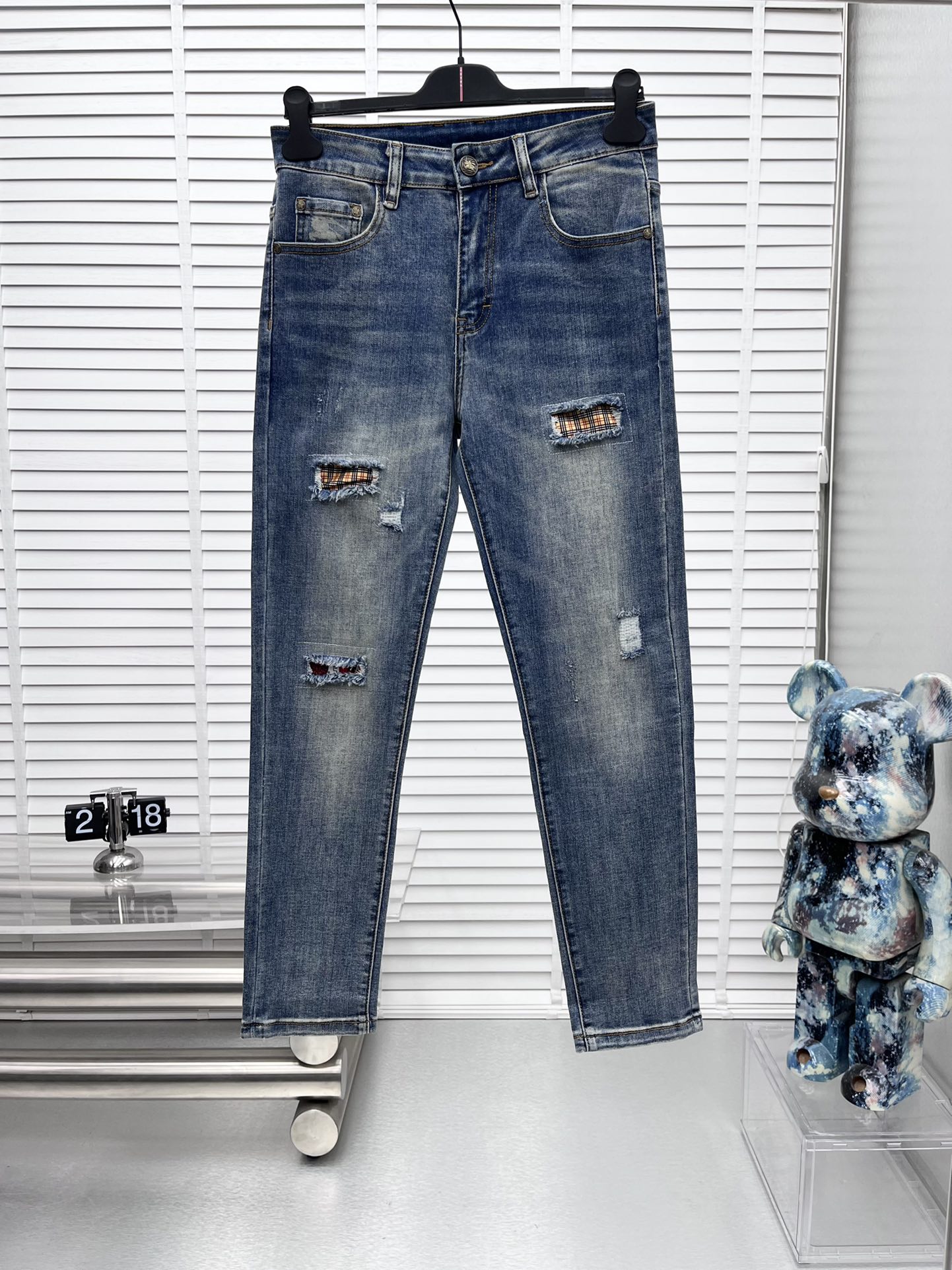 NO:537372,BBR* 25ss new jeans, a perfect choice for daily necessities, simple, elegant, fashionable and stylish, customized imported fabrics, heavy industry washing technology, easy to meet the needs of all seasons, smooth and neat, original auxiliary materials, comfortable and easy to match and durable. Number 29-38 (no 35 37), , jeans, alexander wang19860909BBR* 25ss新款牛仔裤,日常必备的完美之选,简单大气亦时尚有型,定制进口面料,重工洗水工艺,轻松迎合四季需要,流畅利落,原版辅料五金,上身舒适非常易搭耐看 码数29-38（无35 37）,,jeans,alexander wang,Men's clothing