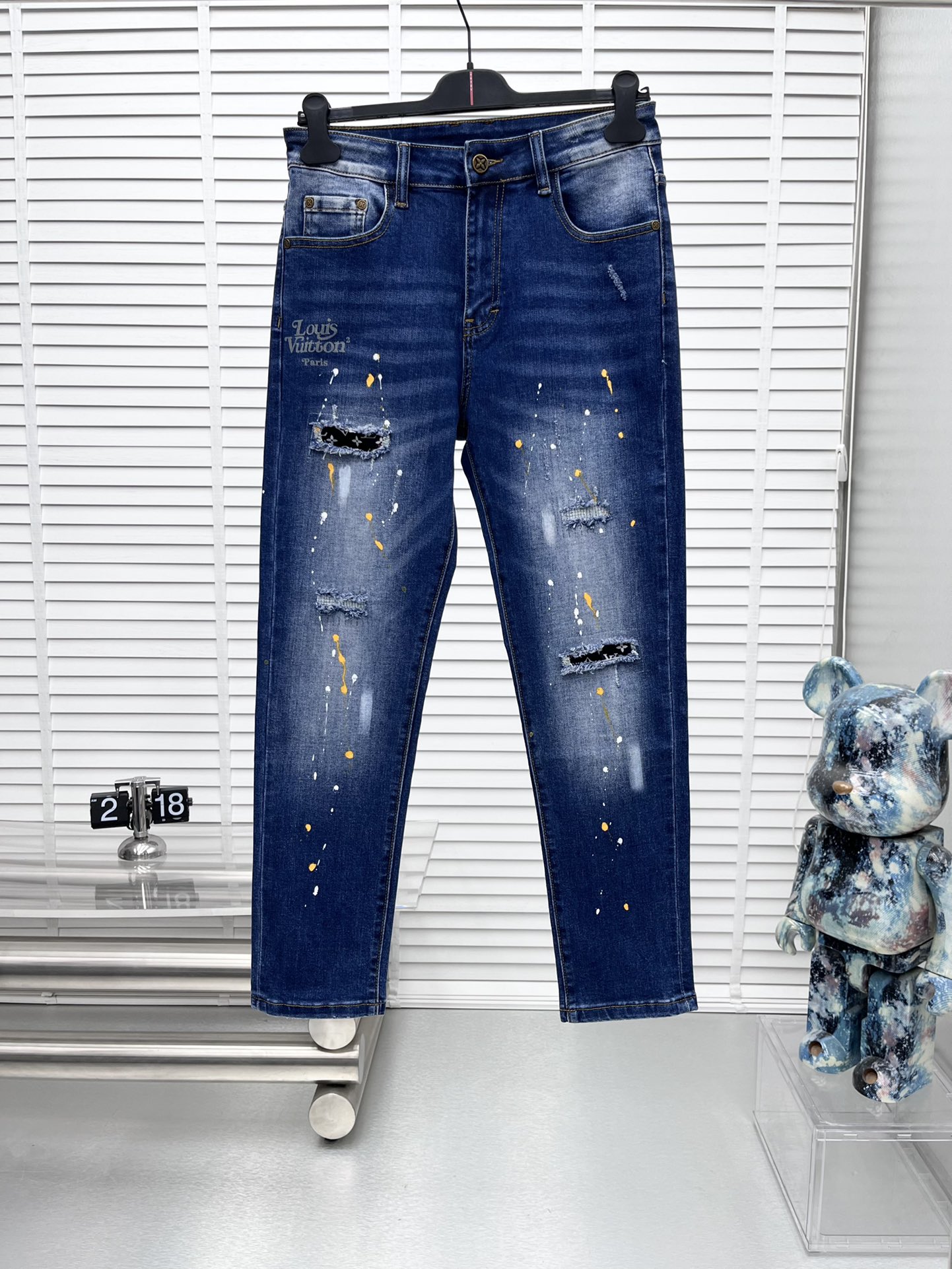 NO:537370,1v* 25ss new jeans, a must-have for daily life, simple, atmospheric, fashionable and stylish, customized imported fabrics, heavy industry washing technology, easy to meet the needs of all seasons, smooth and neat, original auxiliary materials, comfortable and easy to match and durable. Number 29-38 (no 35 37), ,jeans,alexander wang198609091v* 25ss新款牛仔裤,日常必备的完美之选,简单大气亦时尚有型,定制进口面料,重工洗水工艺,轻松迎合四季需要,流畅利落,原版辅料五金,上身舒适非常易搭耐看 码数29-38（无35 37）,,jeans,alexander wang,Men's clothing