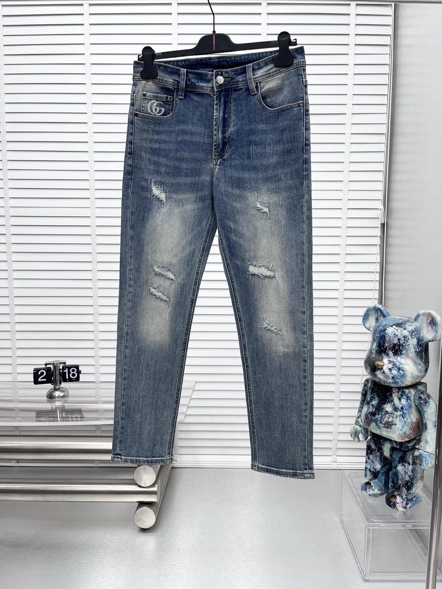 NO:537368,Gucc* 25ss new jeans, a perfect choice for daily necessities, simple, atmospheric, fashionable and stylish, customized imported fabrics, heavy industry washing technology, easy to meet the needs of all seasons, smooth and neat, original auxiliary hardware, comfortable upper body, very easy to match and durable. Number 29-38 (no 35 37),,gucci,jeans,alexander wang19860909Gucc* 25ss新款牛仔裤,日常必备的完美之选,简单大气亦时尚有型,定制进口面料,重工洗水工艺,轻松迎合四季需要,流畅利落,原版辅料五金,上身舒适非常易搭耐看 码数29-38（无35 37）,,gucci,jeans,alexander wang,Men's clothing