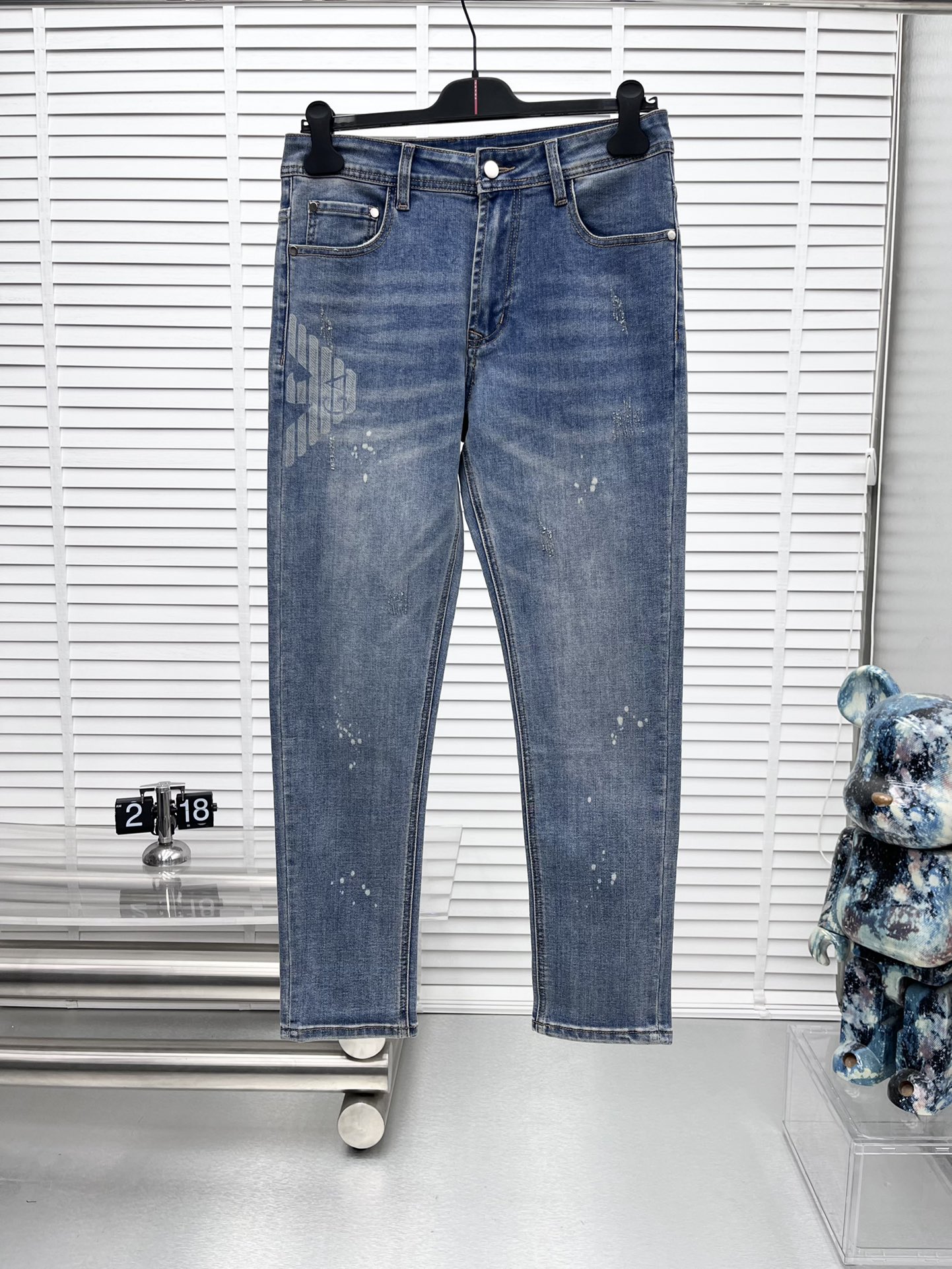 NO:537364,Amani* 25ss new jeans, a perfect choice for daily necessities, simple, elegant, fashionable and stylish, customized imported fabrics, heavy industry washing technology, easy to meet the needs of all seasons, smooth and neat, original auxiliary hardware, comfortable upper body, very easy to match and durable. Number 29-38 (no 35 37), , jeans, alexander wang19860909Amani* 25ss新款牛仔裤,日常必备的完美之选,简单大气亦时尚有型,定制进口面料,重工洗水工艺,轻松迎合四季需要,流畅利落,原版辅料五金,上身舒适非常易搭耐看 码数29-38（无35 37）,,jeans,alexander wang,Men's clothing