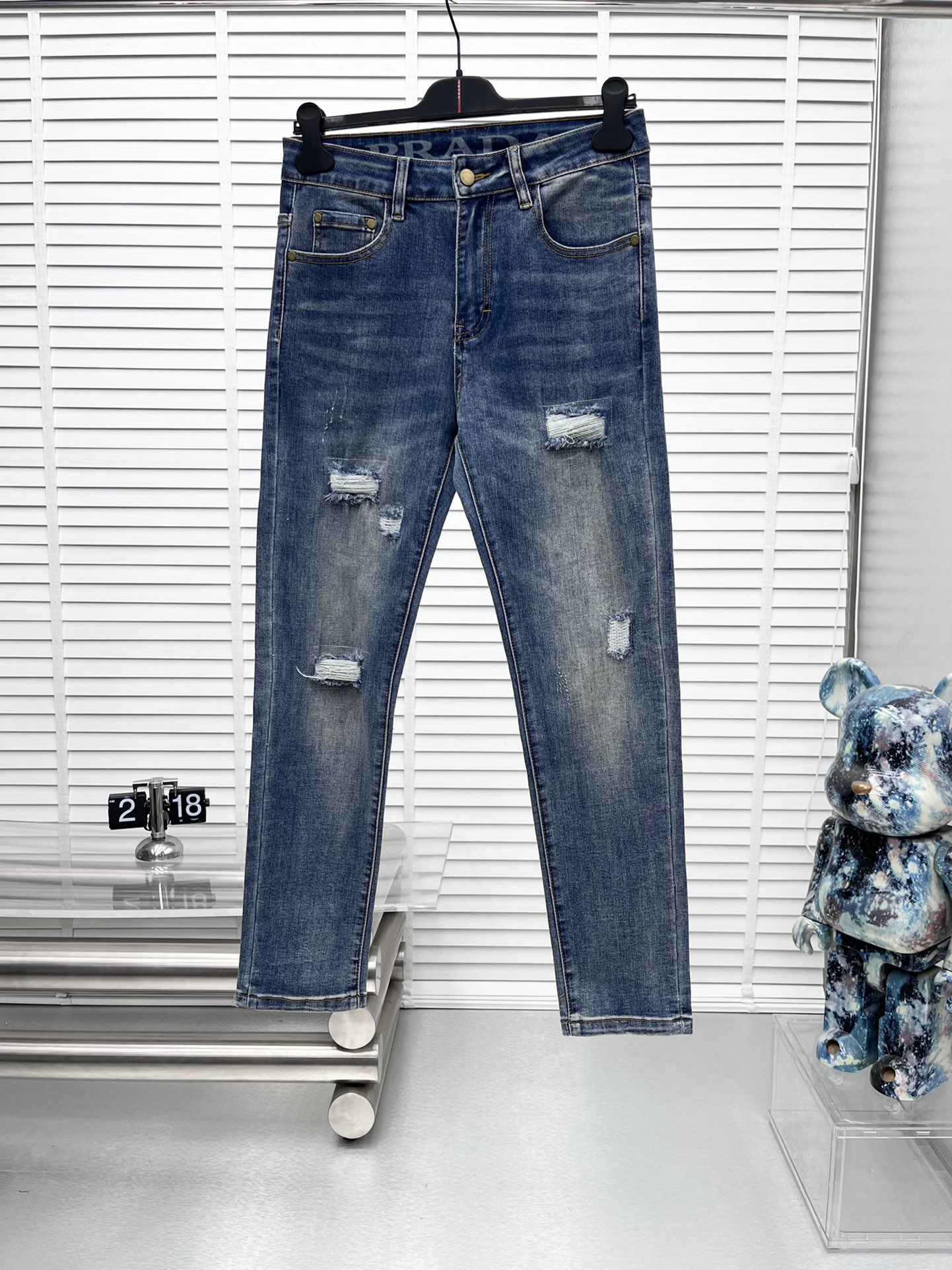 NO:537362,Prad* 25ss new jeans, a perfect choice for daily necessities, simple, atmospheric, fashionable and stylish, customized imported fabrics, heavy industry washing technology, easy to meet the needs of all seasons, smooth and neat, original auxiliary materials, comfortable and easy to match and durable. Number 29-38 (no 35 37), prada, jeans, alexander wang19860909Prad* 25ss新款牛仔裤,日常必备的完美之选,简单大气亦时尚有型,定制进口面料,重工洗水工艺,轻松迎合四季需要,流畅利落,原版辅料五金,上身舒适非常易搭耐看 码数29-38（无35 37）,,prada,jeans,alexander wang,Men's clothing