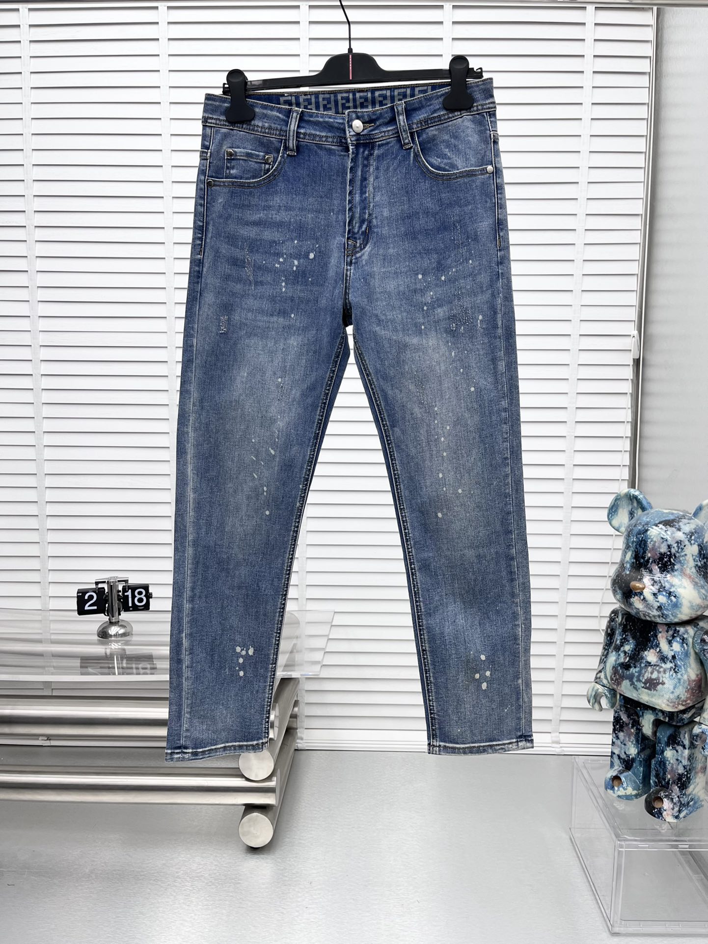 NO:537360,Fend* 25ss new jeans, a perfect choice for daily necessities, simple, elegant, fashionable and stylish, customized imported fabrics, heavy industry washing technology, easy to meet the needs of all seasons, smooth and neat, original auxiliary materials, comfortable and easy to match and durable. Number 29-38 (no 35 37), fendi, jeans, alexander wang19860909Fend* 25ss新款牛仔裤,日常必备的完美之选,简单大气亦时尚有型,定制进口面料,重工洗水工艺,轻松迎合四季需要,流畅利落,原版辅料五金,上身舒适非常易搭耐看 码数29-38（无35 37）,,fendi,jeans,alexander wang,Men's clothing