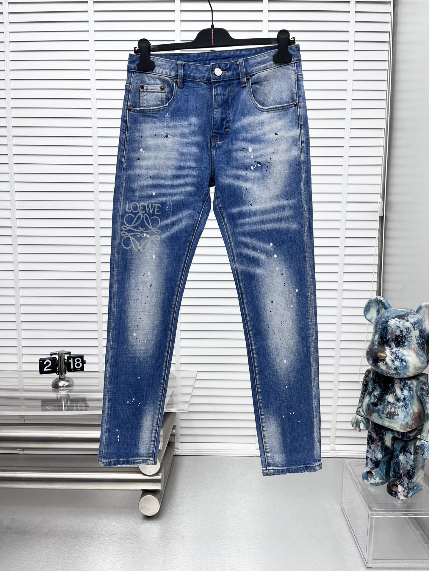 NO:537358,Loew* 25ss new jeans, the perfect choice for daily life, simple, atmospheric, fashionable and stylish, customized imported fabrics, heavy industry washing technology, easy to meet the needs of all seasons, smooth and neat, original auxiliary hardware, comfortable upper body, very easy to match and durable. Number 29-38 (no 35 37), loewe, jeans, alexander wang19860909Loew* 25ss新款牛仔裤,日常必备的完美之选,简单大气亦时尚有型,定制进口面料,重工洗水工艺,轻松迎合四季需要,流畅利落,原版辅料五金,上身舒适非常易搭耐看 码数29-38（无35 37）,,loewe,jeans,alexander wang,Men's clothing