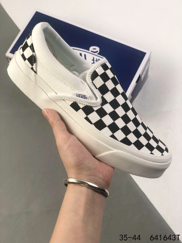 Vans Classic Slip-On Checkerboard Sneakers - Timeless Style and Comfort 2 i1746978639 319 0