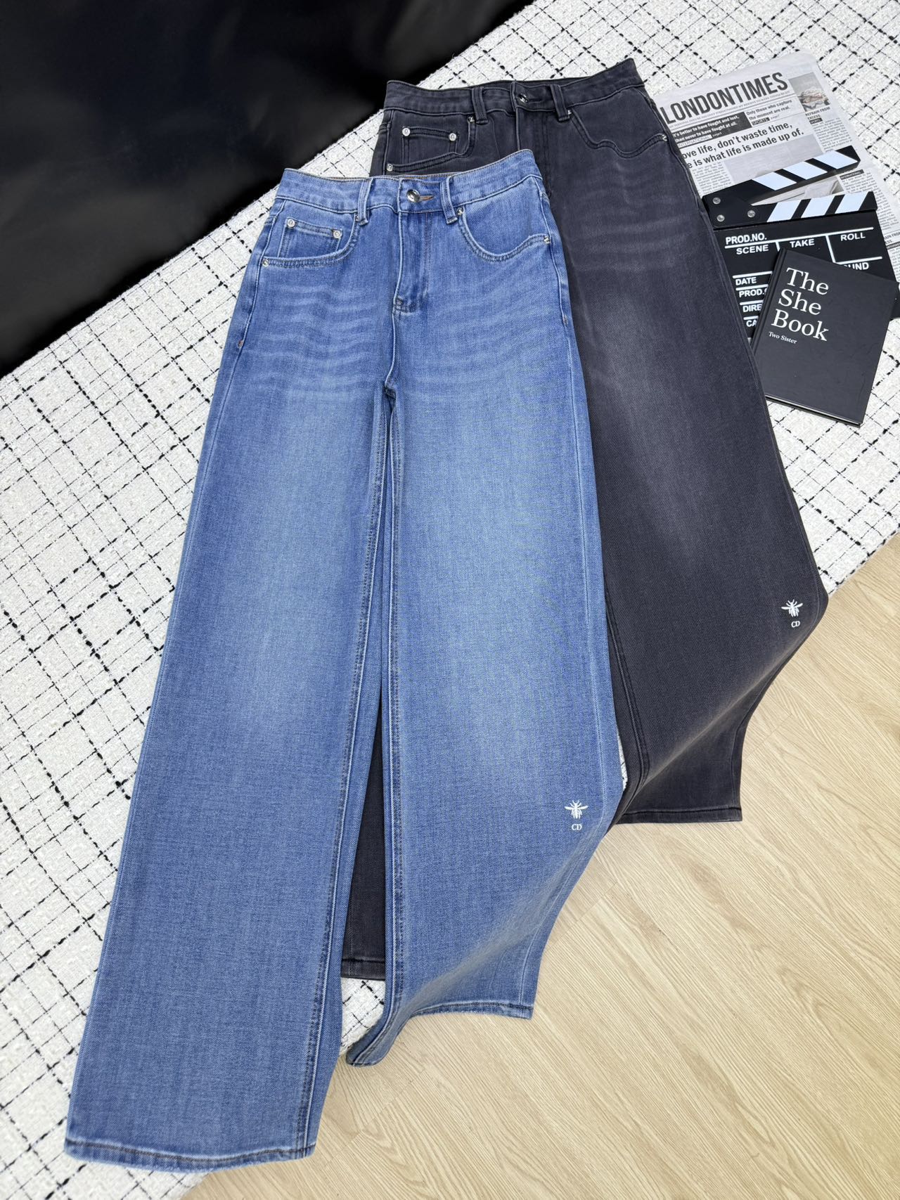 NO:333434,Dio*25ss matches with basic needs. Back pocket embroidered logo straight long jeans. The trousers are straight cut. The upper body can best modify the leg shape. The slimming function Max. Whether it is a T-shirt or a shirt, the classic bee logo is embroidered at the knees. A whole low-key and exquisite feeling. Two colors 26-27-28-29-30.,,dior,jeans,shirts,tees,t-shirt,alexander wang19860909Dio*25ss 搭配刚需 后背口袋刺绣logo直筒长牛仔裤 裤型是直筒剪裁 上身最能修饰腿型 显瘦功能Max 无论是T恤或者衬衫妥妥安排上 膝盖处刺绣经典小蜜蜂logo 一整个低调精致感 两色26-27-28-29-30.,,dior,jeans,shirts,tees，t-shirt,alexander wang,Women's clothing