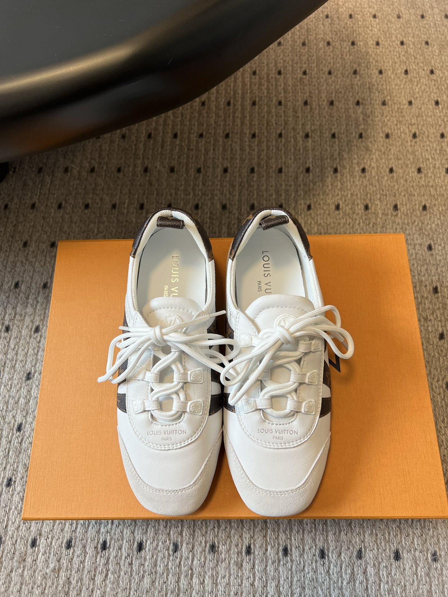 NO:446746,Top quality Louis Vuitton Louis Vuitton Donkey Brand Spring Sneakerina Series Ballet Sports Shoes German Training Shoes Flat Shoes Original Three-pair Buying and Developing Perfect Replica Sneakerina Ballet Style Sports Shoes Use silky suede cowhide leather to create smooth lines, combining the light configuration of ballet shoes and the comfortable texture of sneakers. Side LV logo and Monogram canvas rear straps are rich in details, Sacchetto craftsmanship and TPU outsole upgrades and gentle wear experience Sole 1.5CM thickness: original custom imported head-layer cowhide inner original custom breathable mesh sole original open mold injection molding TPU material Size: #35-40 (full set with airplane box), casual shoes/sports shoes, louis vuitton, louis vuitton, louis  vuitton, louis vuitton, flats, sneakers, cowhide19860909顶级品质 Louis Vuitton路易威登驴牌春Sneakerina系列 芭蕾运动鞋 德训鞋 平底鞋 原版三对购入开发完美复刻Sneakerina 芭蕾风运动鞋以丝滑绒面牛皮革塑造流畅线条 兼具芭蕾舞鞋的轻盈构型和运动鞋的舒适质感. 侧面 LV 标识和Monogram 帆布后袢带丰富细节,Sacchetto 工艺和 TPU 外底升级轻柔穿着体验 底厚1.5CM 面料:原版定制进口头层牛皮 内里原版定制透气网里鞋底原版开模注塑TPU材质 Size: #35-40（全套带飞机盒）,休闲鞋/运动鞋,louis vuitton,louis vuitton,louis vuitton,louis vuitton,flats,sneakers,cowhide,Women's Shoes