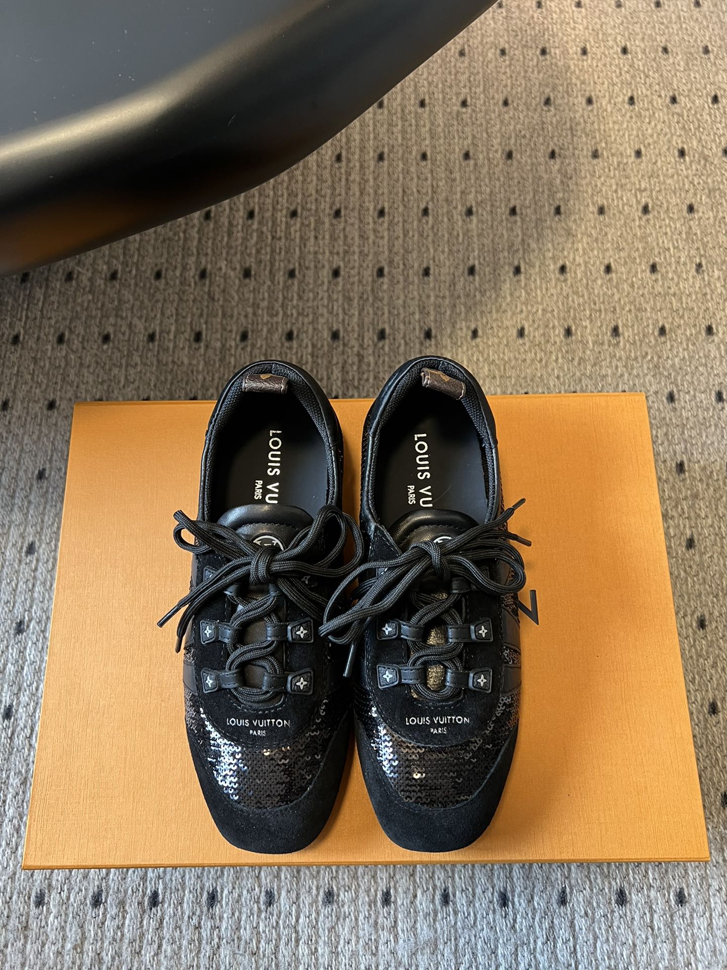 NO:404058,Purchase grade Louis Vuitton Louis Vuitton Donkey Brand Spring Sneakerina Series Ballet Sports Shoes German Training Shoes Flat Shoes Original Three-pair Purchase and development Perfect Replica Sneakerina Ballet Style Sports Shoes Use silky suede cowhide leather to create smooth lines, combining the light configuration of ballet shoes and the comfortable texture of sneakers. Side LV logo and Monogram canvas rear straps are rich in details, Sacchetto craftsmanship and TPU outsole upgraded to soft wear experience Solemn thickness 1.5CM Fabric: Original custom imported head layer cowhide Inner original custom breathable mesh sole original open mold injection molding TPU material Size: #35-42 (40 41 42 Custom made no return), casual shoes/sports shoes, louis vuitton, louis  vuitton, louis vuitton, louis vuitton, flats, sneakers, cowhide19860909代购级 Louis Vuitton路易威登驴牌春Sneakerina系列 芭蕾运动鞋 德训鞋 平底鞋 原版三对购入开发完美复刻Sneakerina 芭蕾风运动鞋以丝滑绒面牛皮革塑造流畅线条 兼具芭蕾舞鞋的轻盈构型和运动鞋的舒适质感. 侧面 LV 标识和Monogram 帆布后袢带丰富细节,Sacchetto 工艺和 TPU 外底升级轻柔穿着体验 底厚1.5CM 面料:原版定制进口头层牛皮 内里原版定制透气网里鞋底原版开模注塑TPU材质 Size: #35-42（40 41 42 订做不退换）,休闲鞋/运动鞋,louis vuitton,louis vuitton,louis vuitton,louis vuitton,flats,sneakers,cowhide,Women's Shoes