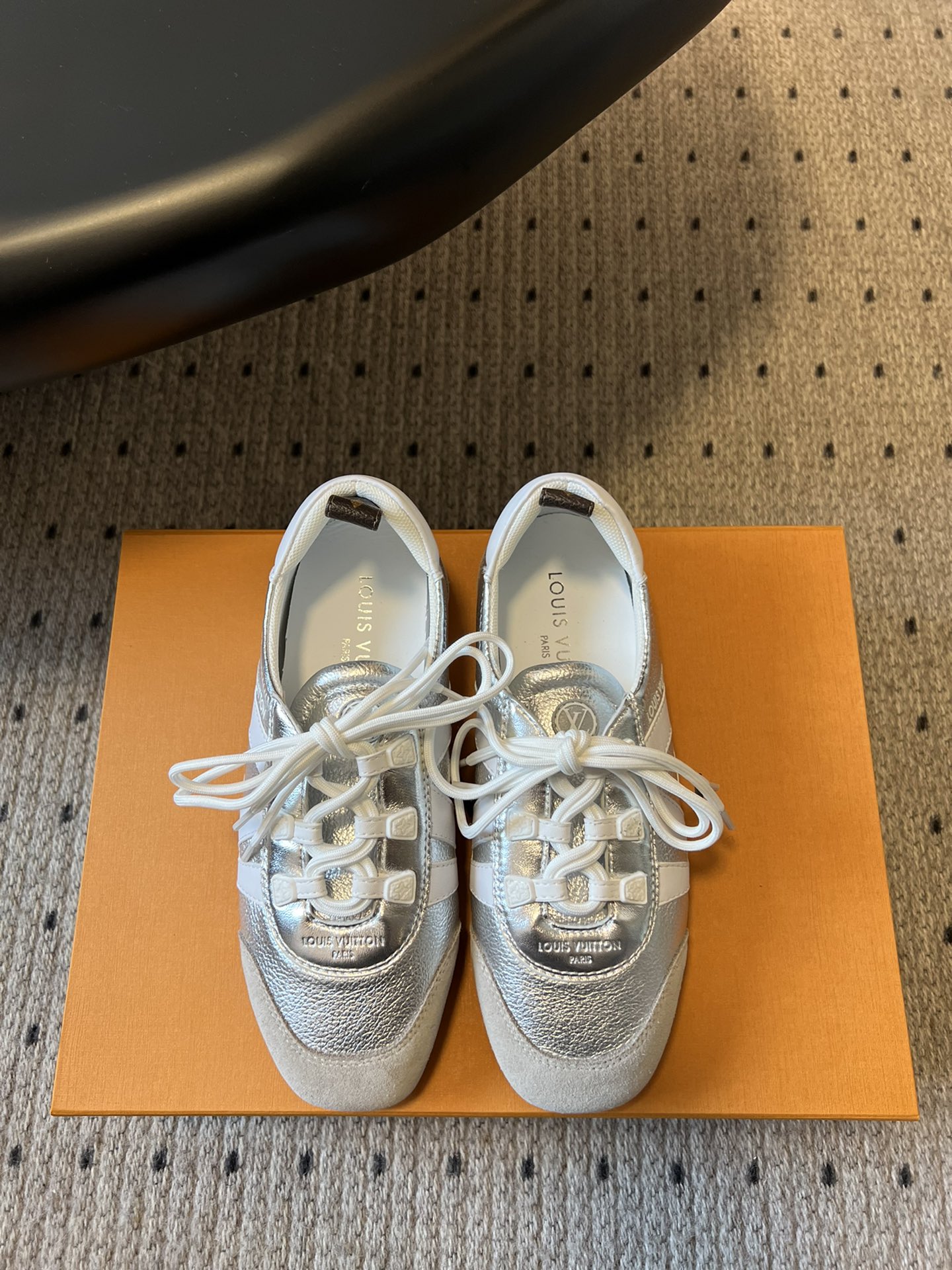 NO:265815,Purchase grade Louis Vuitton Louis Vuitton donkey brand spring Sneakerina series ballet sneakers German training shoes flat shoes original three pairs purchased and developed perfect replica Sneakerina ballet style sneakers shaped smooth lines with silky suede cowhide leather, combining the light configuration of ballet shoes and the comfortable texture of sneakers. Side LV logo and Monogram canvas rear straps are rich in details, Sacchetto craftsmanship and TPU outsole upgraded to soft wear experience Solemn thickness 1.5CM Fabric: Original custom imported head layer cowhide inner original custom breathable mesh sole original open mold injection molding TPU material Size: #35-42 (40 41 42 Custom made no return) (full set with airplane box), casual shoes/sports shoes, louis  vuitton, louis vuitton, louis vuitton, louis vuitton, flats, sneakers, cowhide19860909代购级 Louis Vuitton路易威登驴牌春Sneakerina系列 芭蕾运动鞋 德训鞋 平底鞋 原版三对购入开发完美复刻Sneakerina 芭蕾风运动鞋以丝滑绒面牛皮革塑造流畅线条 兼具芭蕾舞鞋的轻盈构型和运动鞋的舒适质感. 侧面 LV 标识和Monogram 帆布后袢带丰富细节,Sacchetto 工艺和 TPU 外底升级轻柔穿着体验 底厚1.5CM 面料:原版定制进口头层牛皮 内里原版定制透气网里鞋底原版开模注塑TPU材质 Size: #35-42（40 41 42 订做不退换）（全套带飞机盒）,休闲鞋/运动鞋,louis vuitton,louis vuitton,louis vuitton,louis vuitton,flats,sneakers,cowhide,Women's Shoes