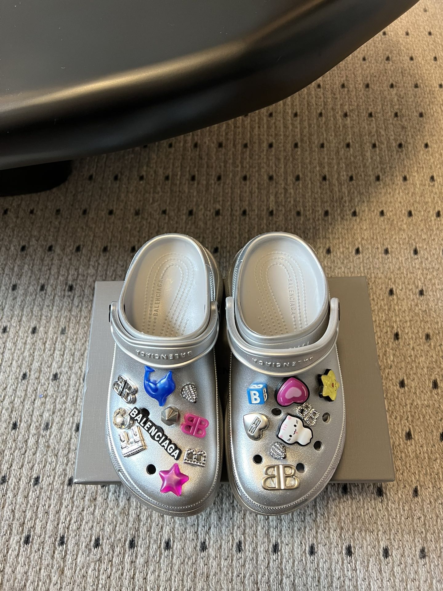 NO:265813,Purchase grade Balenciag* The latest couple's hole shoes in spring and summer, the new dark horse items in spring 25, fashion bloggers at home and abroad show off, and are popular among social platforms at home and abroad, fashion experts must buy, various Bajia elements hardware buckles DIY, very brand recognition, two pairs of genuine products for men and women's counters are purchased, all hardware reproduction, heavy money to create mold opening, craftsmanship, accurate restoration of every detail Original mold opening EVA rubber and plastic integrated molding, super light on the foot, a perfect height of 6cm, a complete height of the original packaging Size35-44, slippers, balenciaga, balenciaga, burberry, slippers19860909代购级 巴黎世家Balenciag* 春夏最新情侣款洞洞鞋,25春季新款黑马单品,海内外时尚博主纷纷上脚大秀,火遍海内外社交平台,时尚达人必入款,各种巴家元素五金扣DIY 极具品牌辨识度 男女专柜两双正品购入 五金全部开模复刻 重金开模打造 匠心工艺,精准还原每个细节 原版开模EVA橡塑一体成型大底 上脚超级轻 大底高度6cm妥妥的增高神器 原版全套包装 Size35-44,拖鞋,balenciaga,balenciaga,burberry,slippers,Women's Shoes