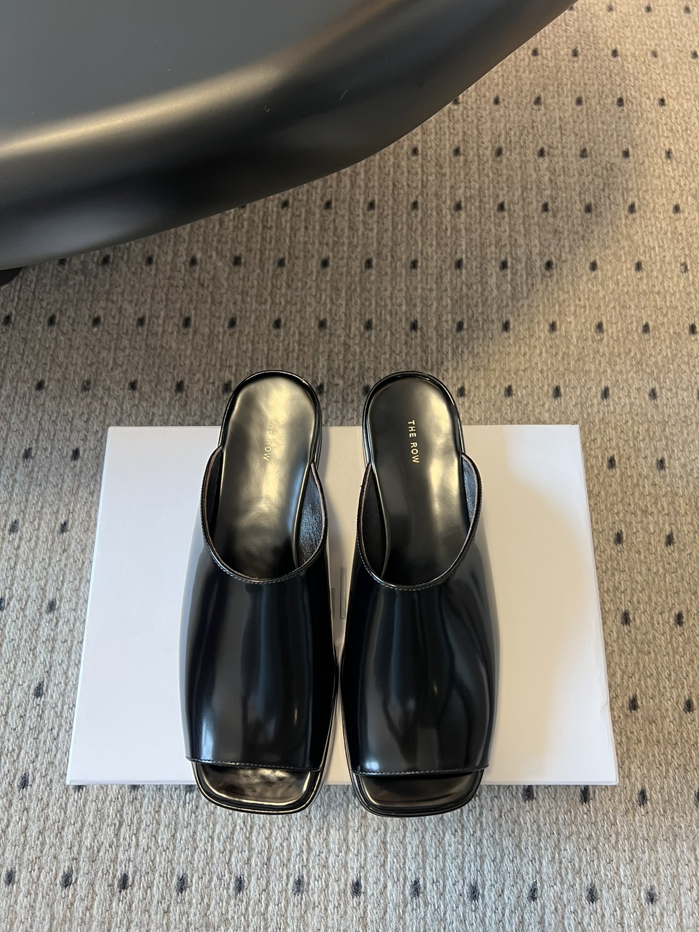 NO:265811,The Row 25ss square-headed fish mouth thick-soled slippers This style has elegant, tough, handsome and sexy, with large exposed long lines extending the foot proportions, visually showing long legs, simple and atmospheric. Customized fabric with cowhide-opening beads. The natural texture is clearly visible. The leather is delicate, soft and glutinous, and the inner foot is full sheepskin, dry, skin-friendly and sweat-free. The thickened palm latex is comfortable and elastic to enhance the foot feeling, cushioning foot pressure. Customized fabric with imported cowhide-opening beads. Inner foot foot: imported mixed-bred sheepskin sole genuine leather sole size 35-40 (40 customized without return and exchange, slippers, slippers, cowhide, sheepskin, Leather soles19860909The Row 25ss方头鱼嘴厚底拖鞋 这款设有优雅硬朗帅气且又性感迷人,裸露大面积的纤长的线条延伸脚部比例,视觉显腿长,简约大气 面料定制牛皮开边珠 天然纹理清晰可见,皮质细腻软糯不磨脚,内里垫脚全羊皮,干爽亲肤不闷汗,全掌加厚乳胶上脚舒适Q弹恰恰的提升脚感,缓震脚部压力 面料定制进口牛皮开边珠  内里垫脚: 进口混种羊皮 鞋底真皮大底 码数35-40（40定制不退换,拖鞋,slippers,cowhide,sheepskin,Leather soles,Women's Shoes