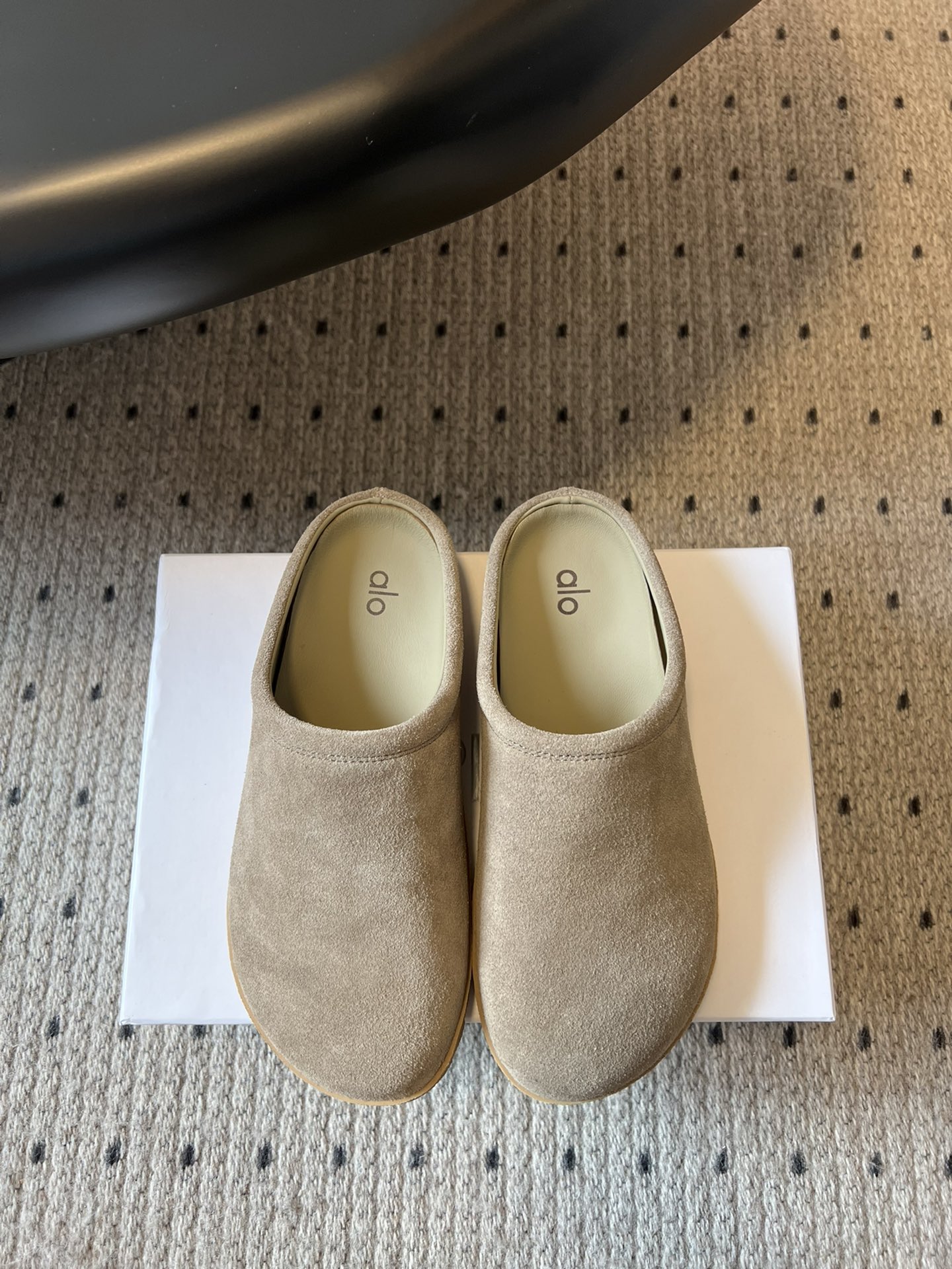 NO:265809,Purchase grade alo 25ss new spring and summer Birken Baotou drag I was moved as soon as I saw it. I searched for a long time to buy it. It was really hard to find shoes. It was really super beautiful. Sisters make it for me. Fabric suede, original molded rubber sole. Size# Women's 35-40 (40 custom made without return or exchange), semi-drag, chamois leather19860909代购级 alo 25ss 春夏季新款勃肯 包头拖 一看到我就心动了 代购找很久才买到货,真的一鞋难求,真的超级好看,姐妹们给我冲 面料麂皮  大底原版开模橡胶大底 Size#女35-40（40订做不退换）,半拖,chamois leather,Women's Shoes