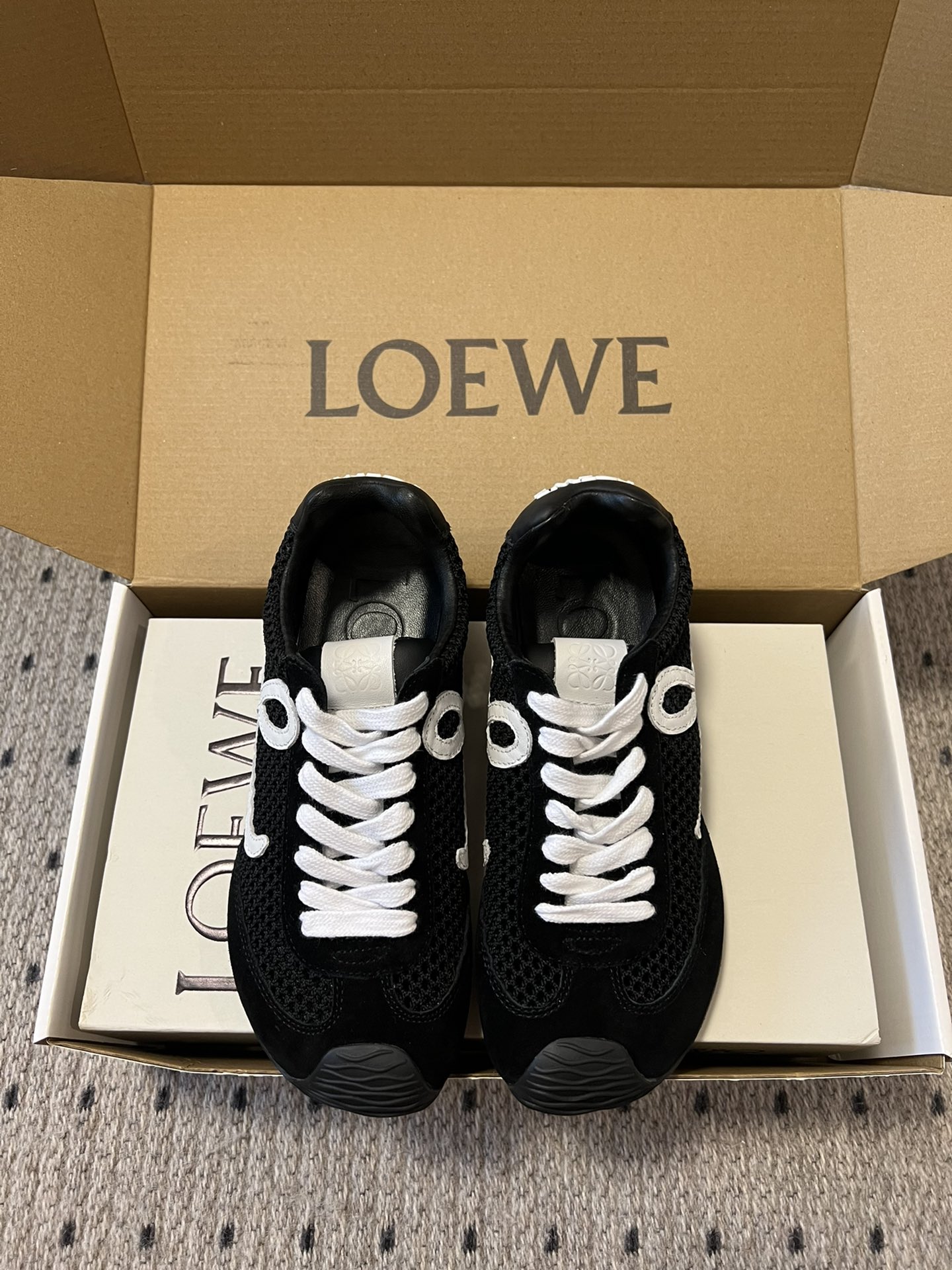 NO:265807,Loew* new breathable mesh catwalk sneakers new color-match retro series running shoes. Baby who was planted by his family before. Don’t miss this style. A new color combination that is light and comfortable. Super suitable for spring and summer outfits. The most special thing is its outsole, the whole piece of outsole runs through the toe, sole, and tail of the shoe. The obvious logo on the side. A super low-key sneaker. Mesh patchwork suede. Soft sheepskin imported inside. Outsole EVA two-color combination rubber outsole. Size 35-45 (couple style, casual shoes/sports shoes, loewe, loewe, sneakers, sheepskin, chamois leather.19860909罗意威 Loew* 全新透气网格走秀运动鞋 全新配色复古系列跑鞋 之前被他家种草的宝宝.这次的款式千万不要错过.轻便舒适的全新颜色搭配.超级适合春夏穿搭 最特别的是它的大底,整片大底贯穿鞋头、鞋底、鞋尾 侧面明显的Logo 超低调的一款运动鞋 鞋面网布拼接麂皮 内里进口柔软绵羊皮 大底EVA双色组合橡胶大底 码数35-45（情侣款,休闲鞋/运动鞋,loewe,loewe,sneakers,sheepskin,chamois leather,Women's Shoes