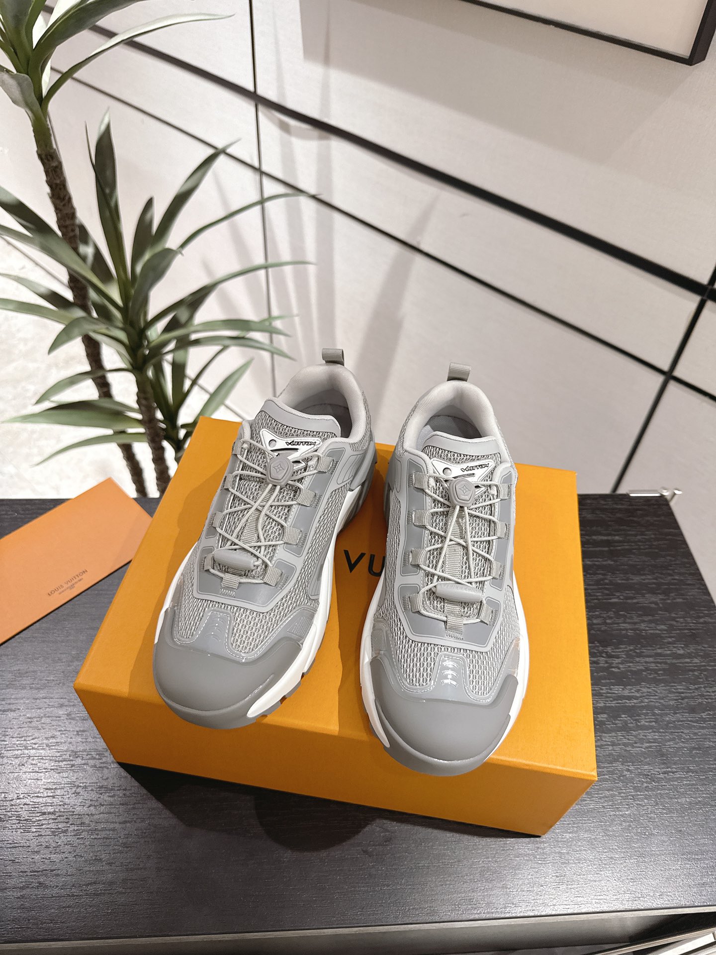 NO:402249,Top version of LV Louis Vuitton Ljia Donkey Runner Tatic series Thick sole Casual sports shoes Running shoes Original purchase and development Made this model LV Runner Tatic sports shoes combine technology materials such as mesh fabric and straps to interpret the inspiration of traditional hiking shoes. LV letters are written on one side, and the lassoon buckles are embellished with fast lace-up system Monogram Flowers and Louis Vuitton logos, light and wear-resistant rubber outsole perfect overall, delivery counter exquisite packaging Fabric: original imported custom technology fabric + mesh surface Inner original customized breathable mesh Sole original open mold-proof rubber combination material Sole thickness 4CM Size: men's 39-45, casual shoes/sports shoes, louis vuitton, louis vuitton, louis vuitton, louis vuitton, louis vuitton, louis vuitton, louis vuitton, louis vuitton, louis vuitton, louis vuitton, louis  vuitton,sneakers19860909顶级版本LV路易威登 L家驴牌Runner Tatic系列 厚底 休闲 运动鞋 跑鞋 原版购入开发 做货 本款 LV Runner Tatic 运动鞋融合网格面料和饰带等科技材质,演绎传统登山鞋的灵感启发.LV 字母抒写于一侧,快速系带系统的套索扣点缀 Monogram 花卉和路易威登标识,轻盈耐磨的橡胶外底完善整体 配送专柜精美包装 面料:原版进口定制科技面料+网面 内里原版定制透气网里 鞋底原版开模防滑橡胶组合材质 底厚4CM Size:男款39-45,休闲鞋/运动鞋,louis vuitton,louis vuitton,louis vuitton,louis vuitton,sneakers,Women's Shoes