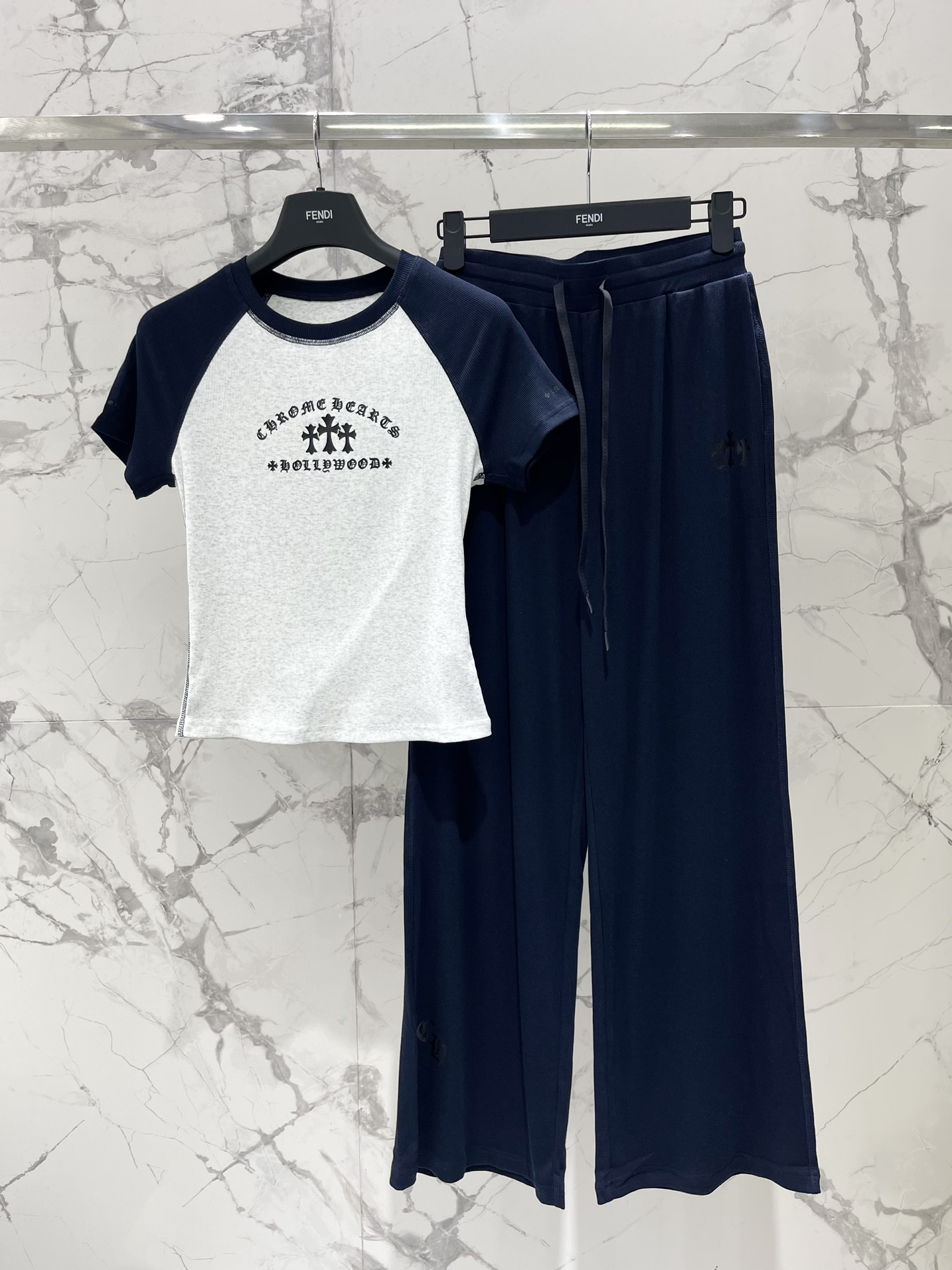 𝗖𝗛𝗥𝗢𝗠𝗘 𝗛𝗘𝗔𝗥𝗧* 克罗心十字架梵文印花套装

👗👔 这套装备简直是潮人必备啊！上衣和裤子都印满
