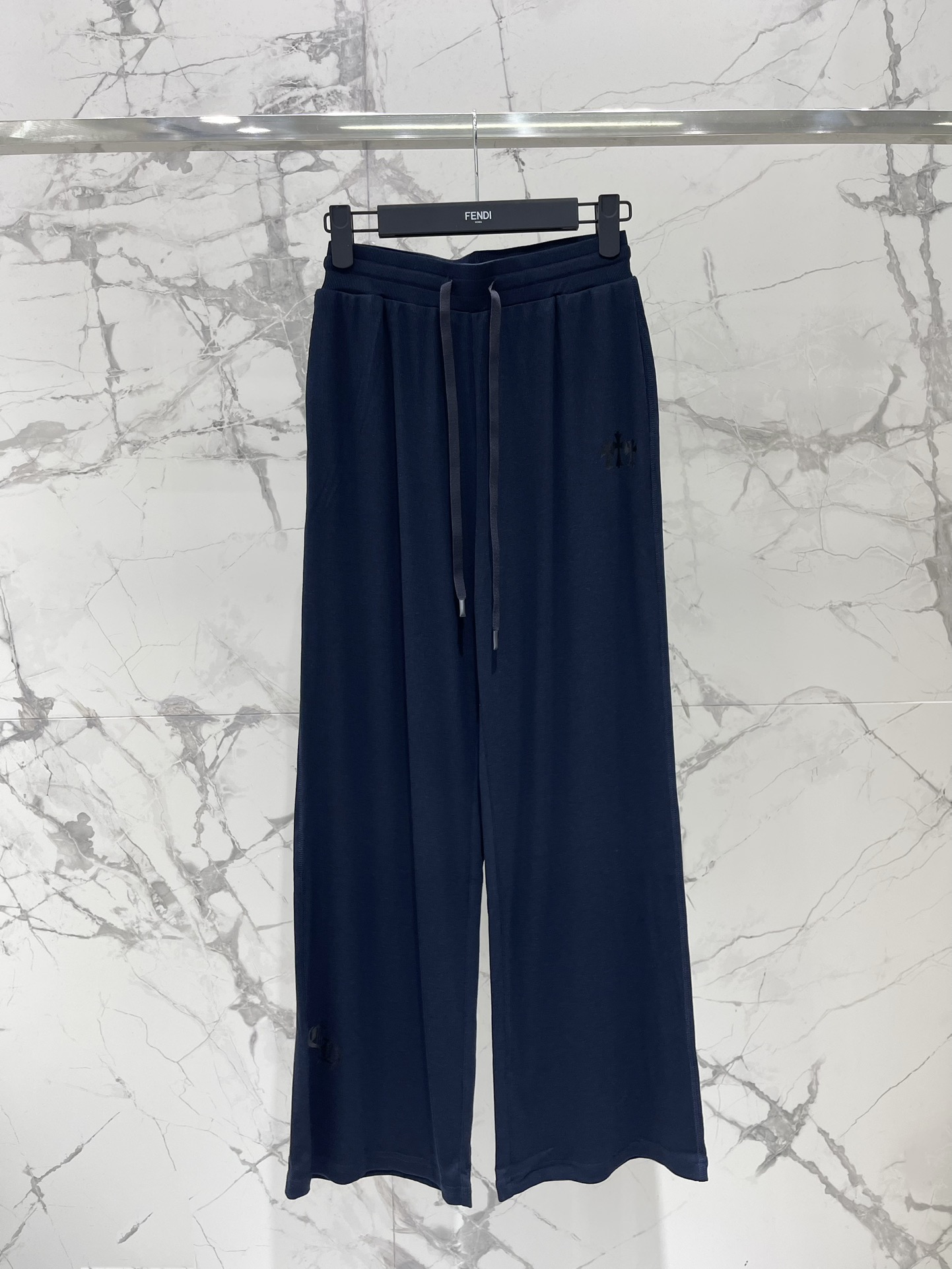 𝗖𝗛𝗥𝗢𝗠𝗘 𝗛𝗘𝗔𝗥𝗧* 克罗心十字架梵文印花套装

👗👔 这套装备简直是潮人必备啊！上衣和裤子都印满