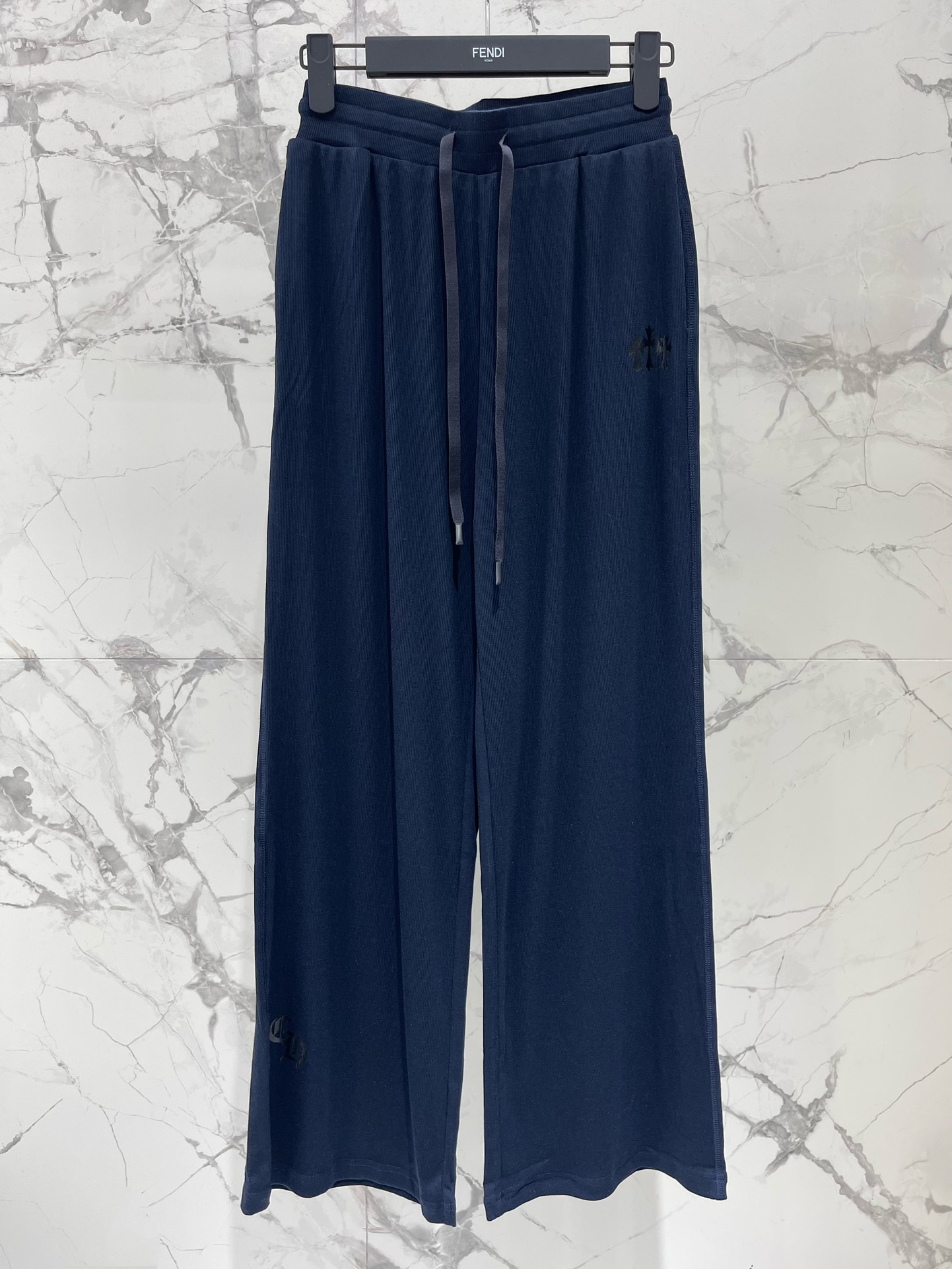 𝗖𝗛𝗥𝗢𝗠𝗘 𝗛𝗘𝗔𝗥𝗧* 克罗心十字架梵文印花套装

👗👔 这套装备简直是潮人必备啊！上衣和裤子都印满
