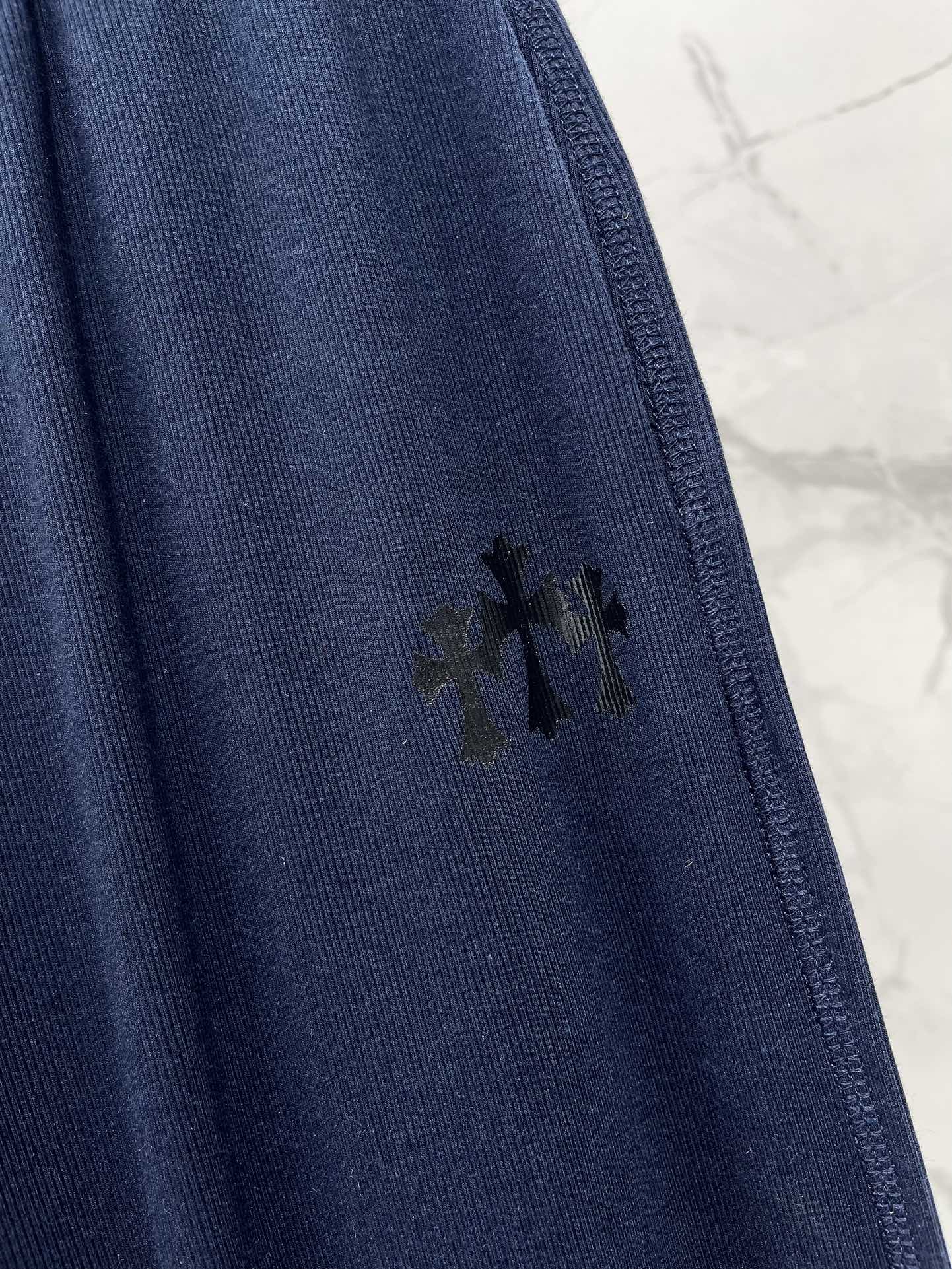 𝗖𝗛𝗥𝗢𝗠𝗘 𝗛𝗘𝗔𝗥𝗧* 克罗心十字架梵文印花套装

👗👔 这套装备简直是潮人必备啊！上衣和裤子都印满
