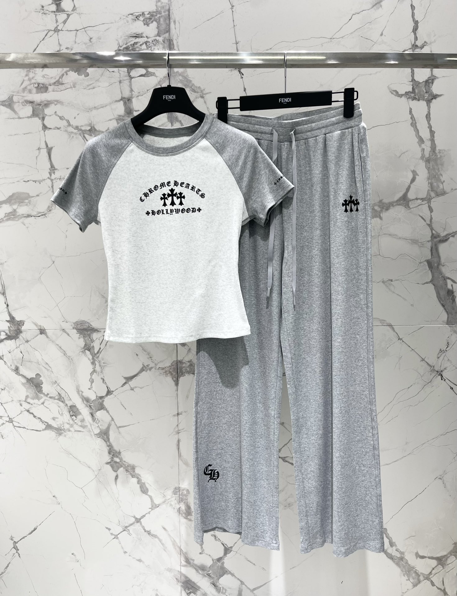 𝗖𝗛𝗥𝗢𝗠𝗘 𝗛𝗘𝗔𝗥𝗧* 克罗心十字架梵文印花套装

👗👔 这套装备简直是潮人必备啊！上衣和裤子都印满