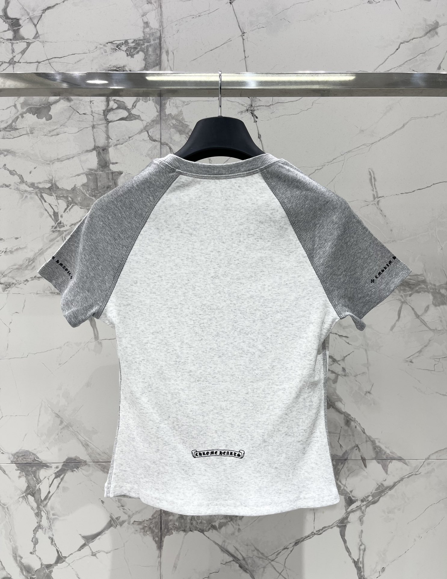 𝗖𝗛𝗥𝗢𝗠𝗘 𝗛𝗘𝗔𝗥𝗧* 克罗心十字架梵文印花套装

👗👔 这套装备简直是潮人必备啊！上衣和裤子都印满