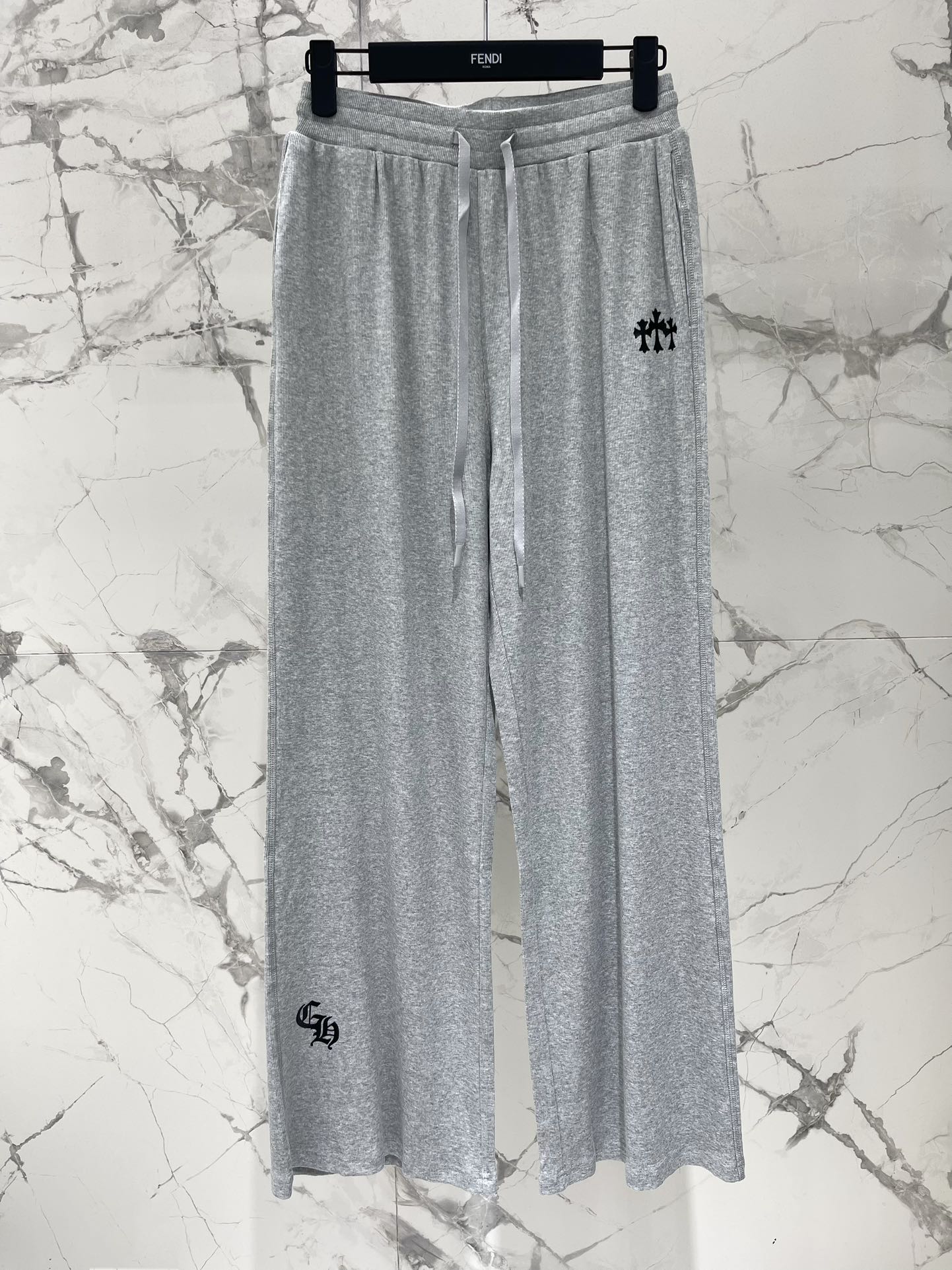 𝗖𝗛𝗥𝗢𝗠𝗘 𝗛𝗘𝗔𝗥𝗧* 克罗心十字架梵文印花套装

👗👔 这套装备简直是潮人必备啊！上衣和裤子都印满