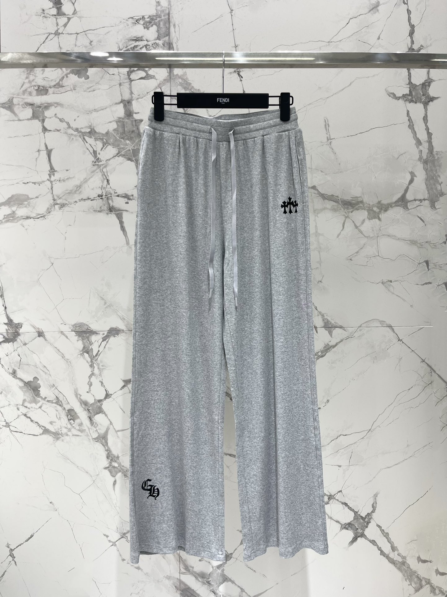 𝗖𝗛𝗥𝗢𝗠𝗘 𝗛𝗘𝗔𝗥𝗧* 克罗心十字架梵文印花套装

👗👔 这套装备简直是潮人必备啊！上衣和裤子都印满