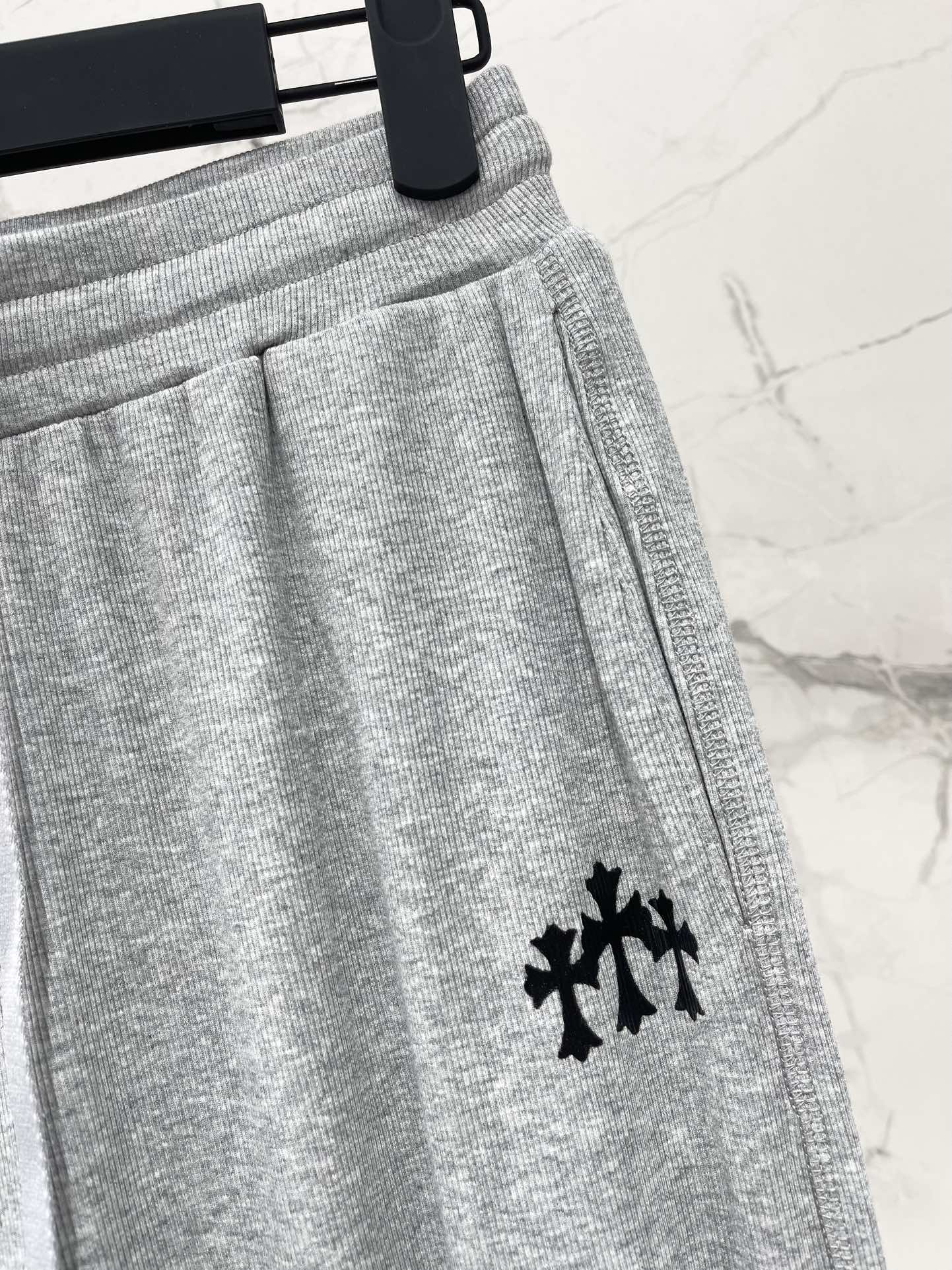 𝗖𝗛𝗥𝗢𝗠𝗘 𝗛𝗘𝗔𝗥𝗧* 克罗心十字架梵文印花套装

👗👔 这套装备简直是潮人必备啊！上衣和裤子都印满