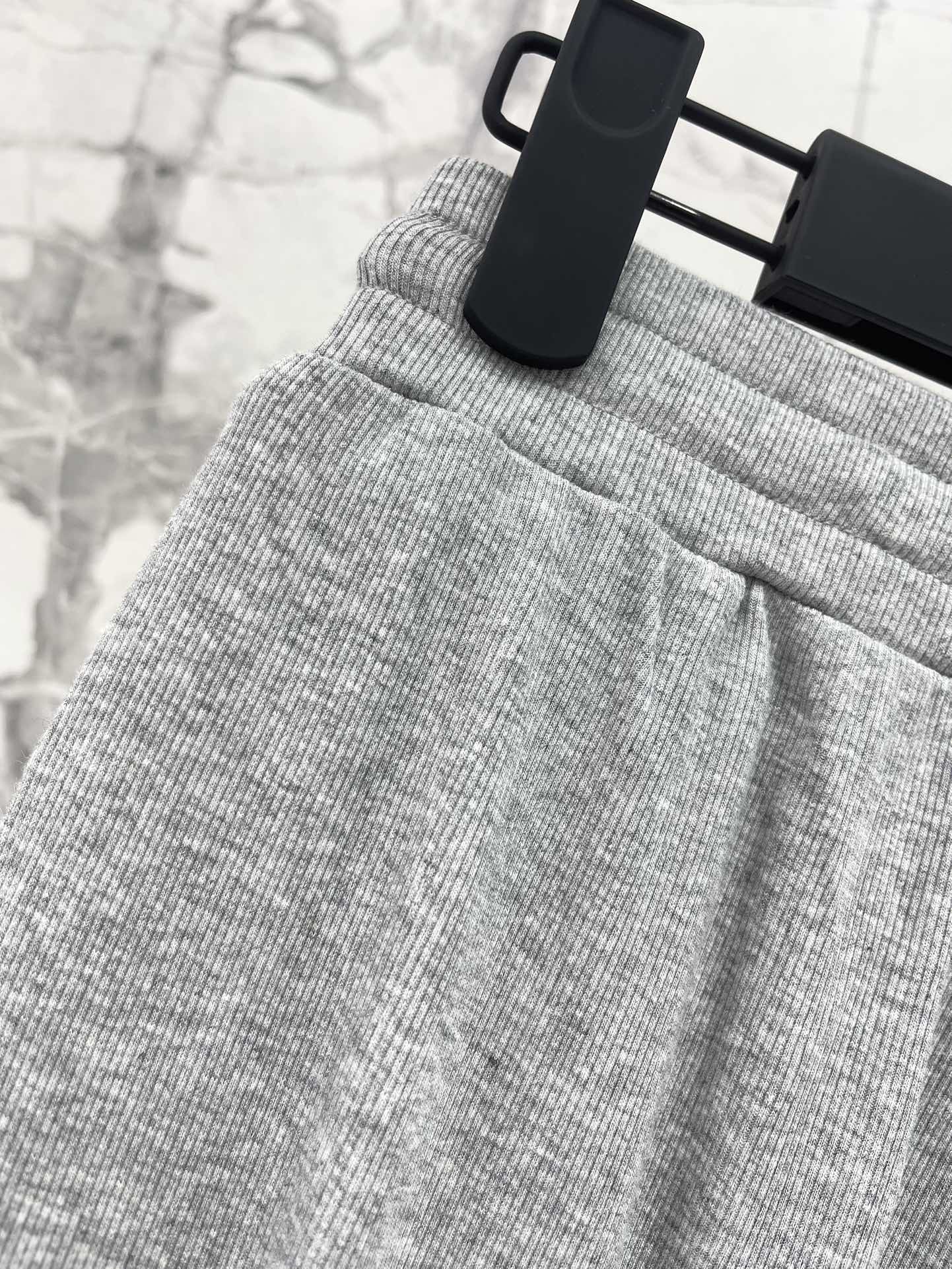 𝗖𝗛𝗥𝗢𝗠𝗘 𝗛𝗘𝗔𝗥𝗧* 克罗心十字架梵文印花套装

👗👔 这套装备简直是潮人必备啊！上衣和裤子都印满