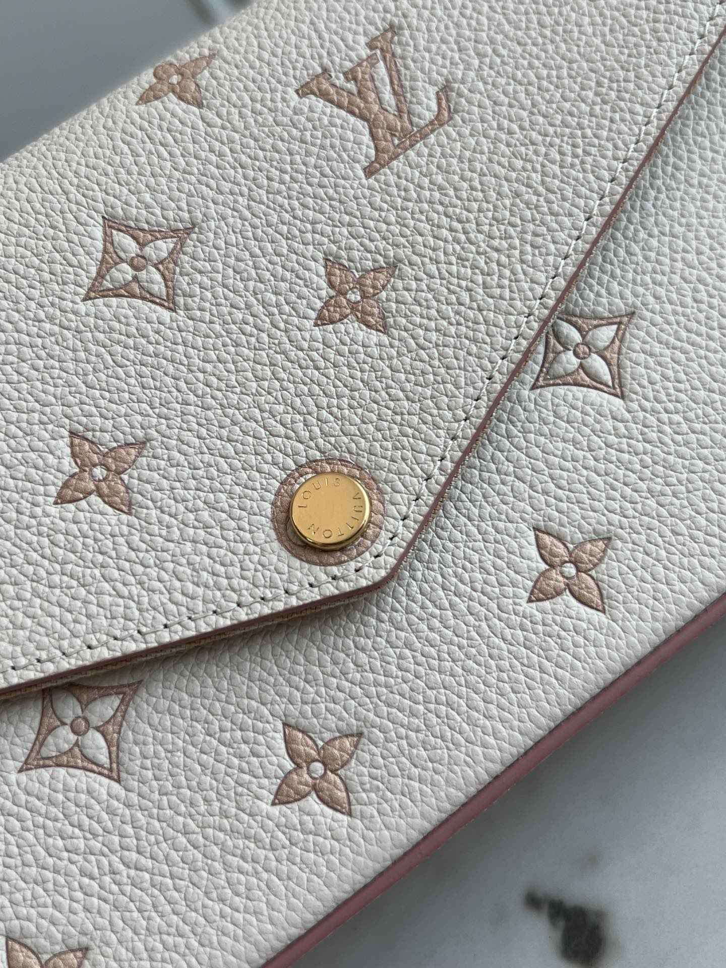 P370 芯片版💕 M15968,新款三件套 本款 Pochette Félicie 链条包为 Monogram Empreinte 皮革描绘 Monogram 印花,其信封式构型包含可拆卸内袋。系上链条即可完成手拿包和肩背包的随心转换。
详细特征
21 x 12 x 3 厘米
(长度 x 高 x 宽)
Monogram Empreinte 压纹软粒面牛皮
织物内衬
金属件
可拆卸金属链条,可肩背或斜挎
按扣开合
大号隔层
内贴袋
可拆卸拉链袋
可拆卸贴袋,配有卡片夹层
链条:可拆卸
链条半长:53.0 厘米