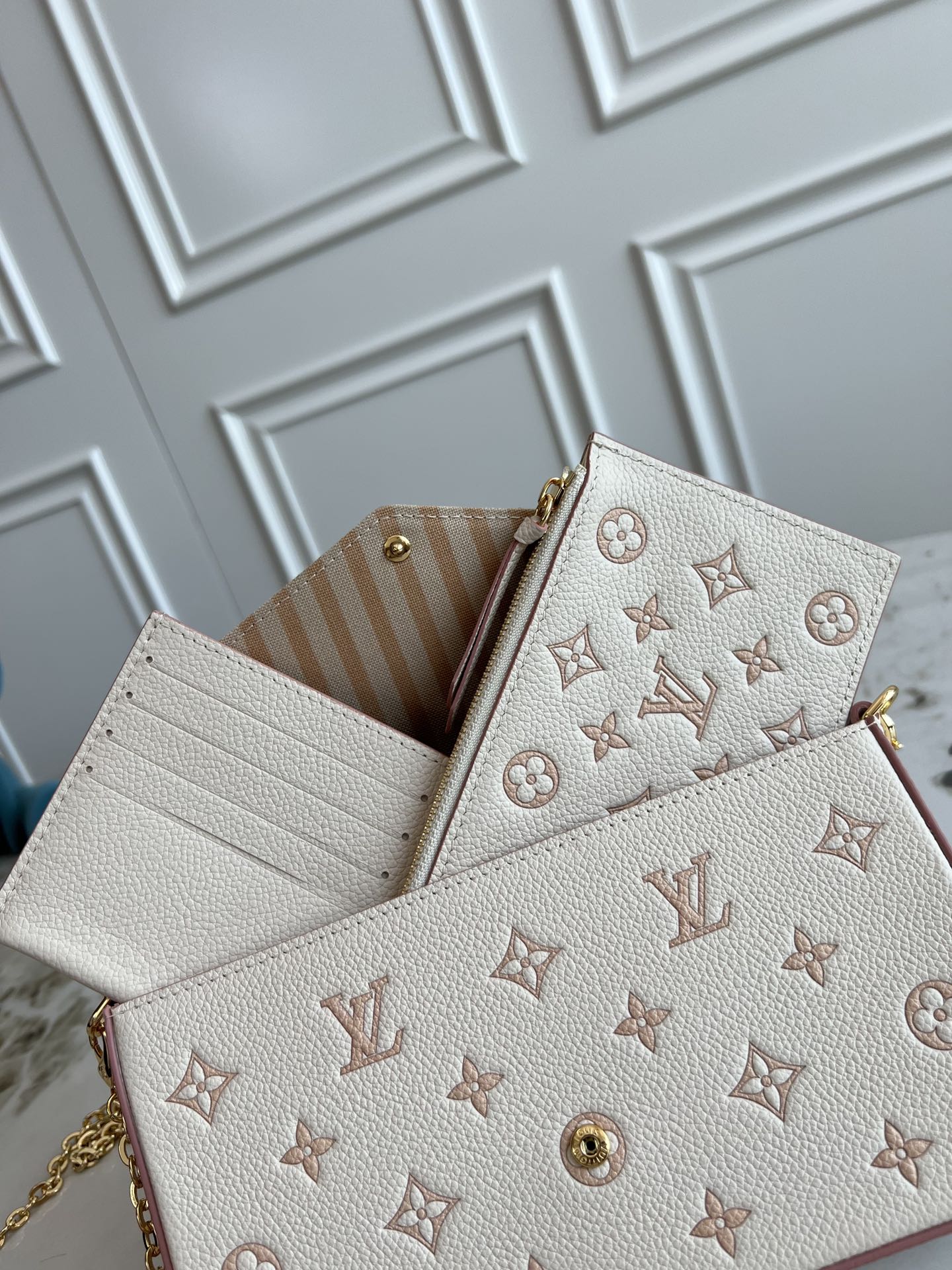 P370 芯片版💕 M15968,新款三件套 本款 Pochette Félicie 链条包为 Monogram Empreinte 皮革描绘 Monogram 印花,其信封式构型包含可拆卸内袋。系上链条即可完成手拿包和肩背包的随心转换。
详细特征
21 x 12 x 3 厘米
(长度 x 高 x 宽)
Monogram Empreinte 压纹软粒面牛皮
织物内衬
金属件
可拆卸金属链条,可肩背或斜挎
按扣开合
大号隔层
内贴袋
可拆卸拉链袋
可拆卸贴袋,配有卡片夹层
链条:可拆卸
链条半长:53.0 厘米