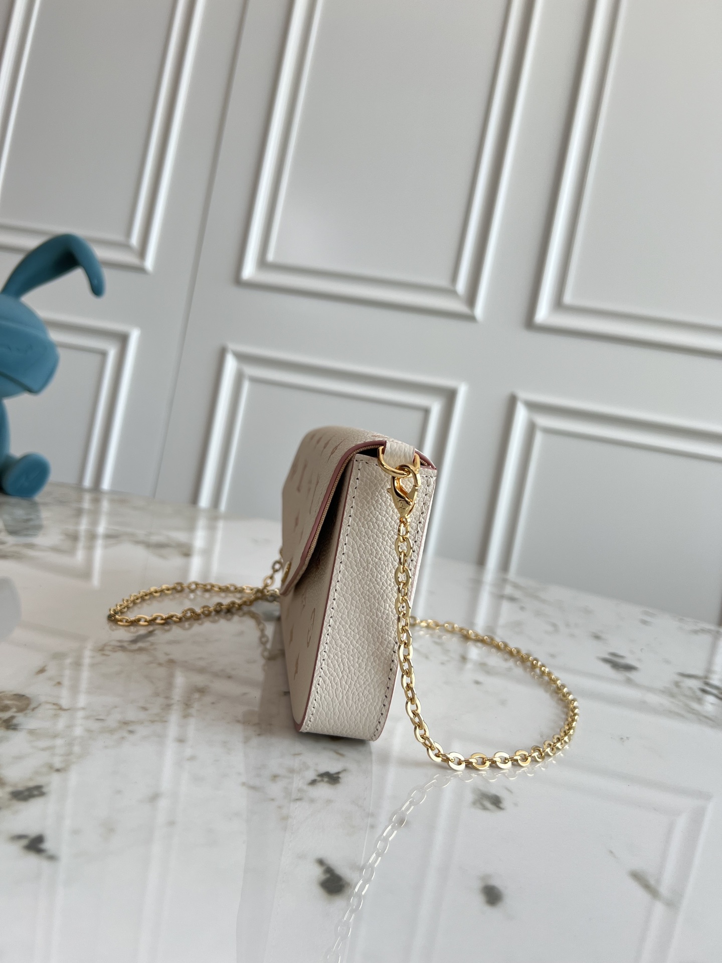 P370 芯片版💕 M15968,新款三件套 本款 Pochette Félicie 链条包为 Monogram Empreinte 皮革描绘 Monogram 印花,其信封式构型包含可拆卸内袋。系上链条即可完成手拿包和肩背包的随心转换。
详细特征
21 x 12 x 3 厘米
(长度 x 高 x 宽)
Monogram Empreinte 压纹软粒面牛皮
织物内衬
金属件
可拆卸金属链条,可肩背或斜挎
按扣开合
大号隔层
内贴袋
可拆卸拉链袋
可拆卸贴袋,配有卡片夹层
链条:可拆卸
链条半长:53.0 厘米