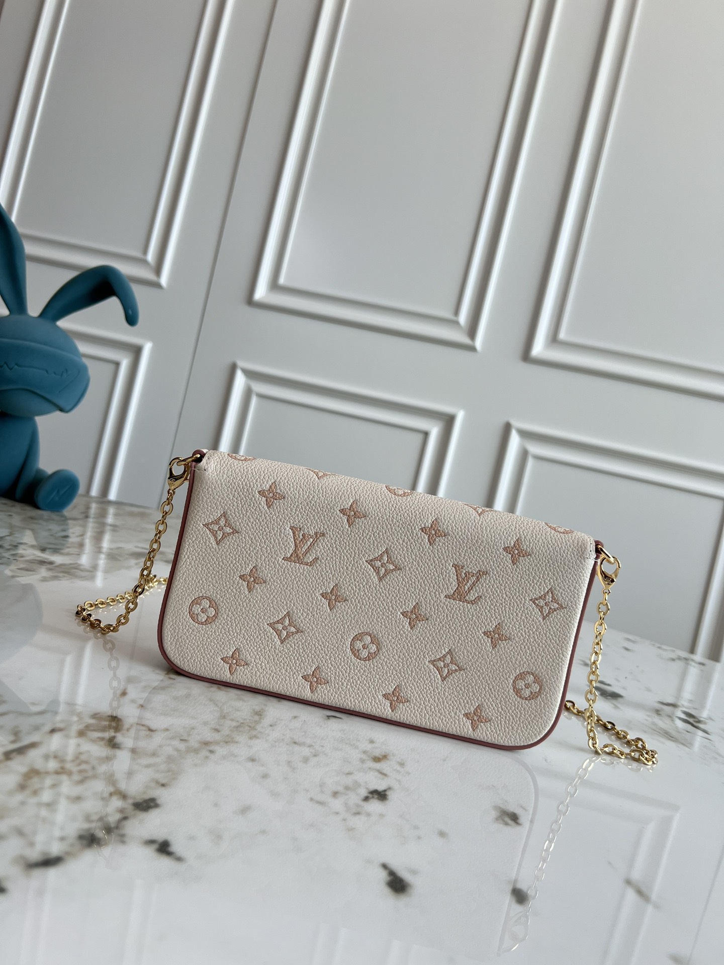 P370 芯片版💕 M15968,新款三件套 本款 Pochette Félicie 链条包为 Monogram Empreinte 皮革描绘 Monogram 印花,其信封式构型包含可拆卸内袋。系上链条即可完成手拿包和肩背包的随心转换。
详细特征
21 x 12 x 3 厘米
(长度 x 高 x 宽)
Monogram Empreinte 压纹软粒面牛皮
织物内衬
金属件
可拆卸金属链条,可肩背或斜挎
按扣开合
大号隔层
内贴袋
可拆卸拉链袋
可拆卸贴袋,配有卡片夹层
链条:可拆卸
链条半长:53.0 厘米