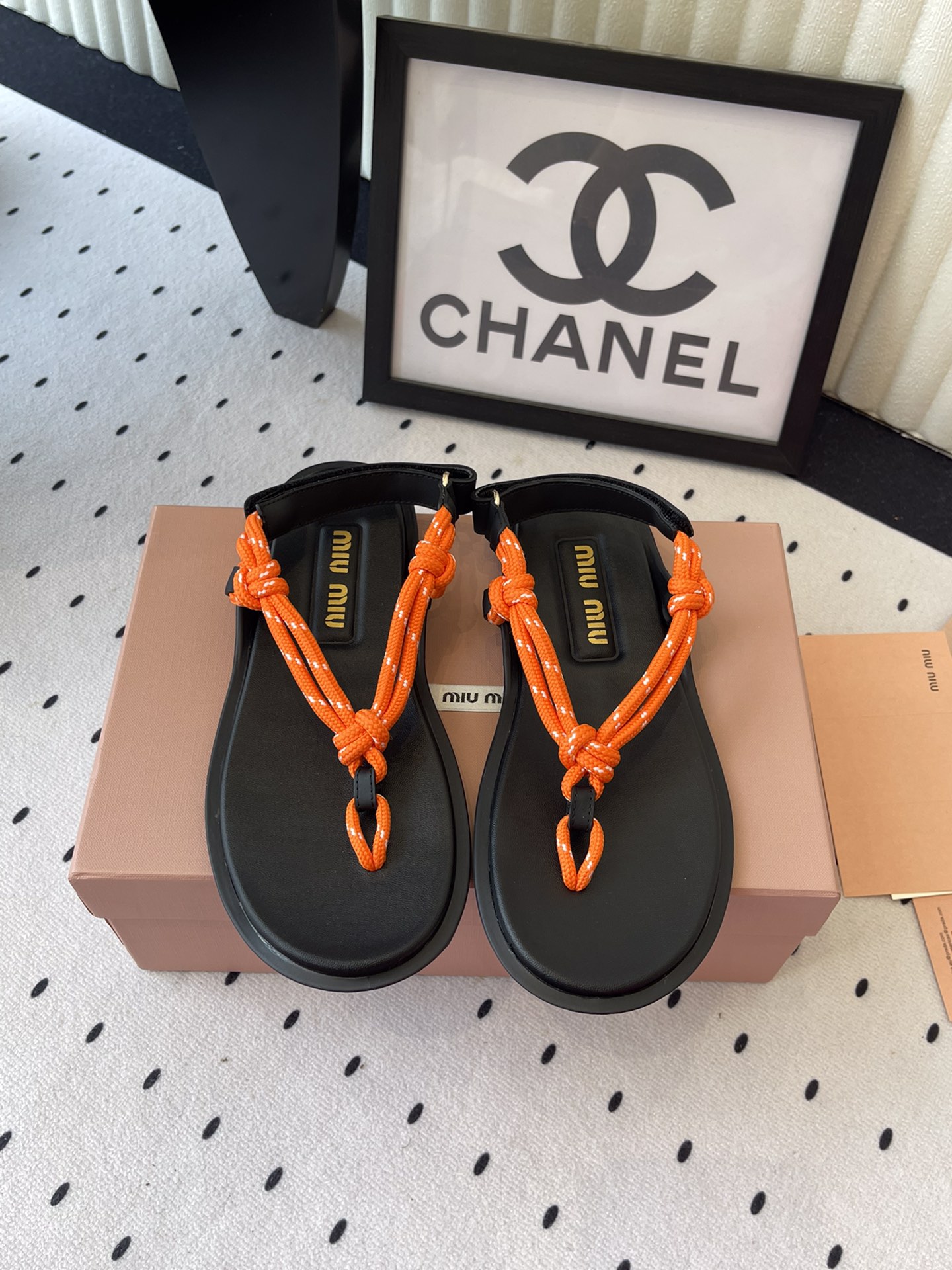 NO:266413,MiuMiu's new summer flat-soled sandals, top-level version, hot holiday fairy sandals, paired with long group, very eye-catching, full of detail, imported cowhide upper, sheepskin footbed, original open molded outsole Size: 35-40, split-toe shoes, miumiu, sandals, cowhide, sheepskin19860909MiuMiu新款夏季平底拖凉鞋 顶级版本 火爆度假仙女凉鞋 搭配长群非常辣眼睛 细节感拉满 进口牛皮鞋面 羊皮垫脚 原版开模大底 Size: 35-40,分趾鞋,miumiu,sandals,cowhide,sheepskin,Women's Shoes