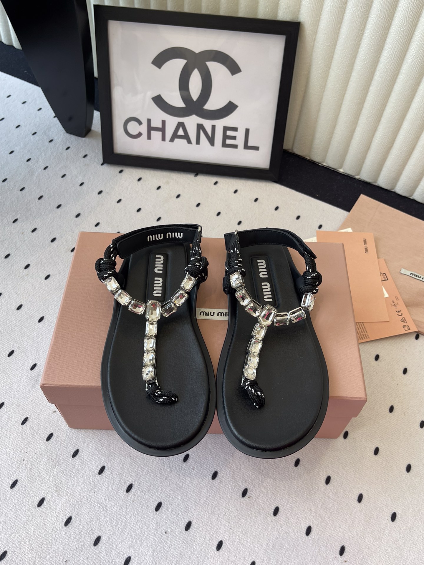 NO:266422,MiuMiu's new summer flat-soled sandals, top-level version, hot holiday fairy sandals, paired with long group, very eye-catching, full of detail, imported cowhide upper, sheepskin footbed, original open molded sole Size: 35-40, sandals, miumiu, sandals, cowhide, sheepskin19860909MiuMiu新款夏季平底拖凉鞋 顶级版本 火爆度假仙女凉鞋 搭配长群非常辣眼睛 细节感拉满 进口牛皮鞋面 羊皮垫脚 原版开模大底 Size: 35-40,凉鞋,miumiu,sandals,cowhide,sheepskin,Women's Shoes