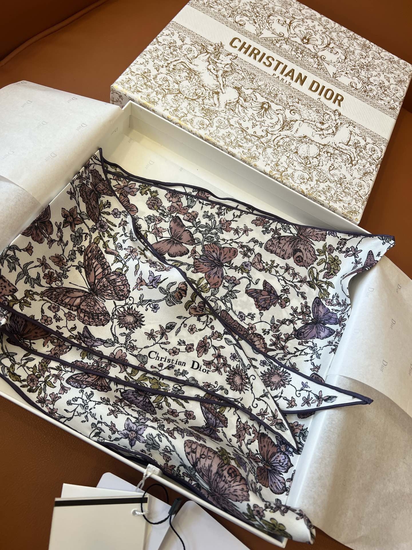 价极(不含包装)
𝐃𝐈𝐎𝐑 • 𝟐𝟓ꫛꫀꪝ《菱形巾-茹伊蝴蝶》紫色
Size：35x110cm 100%