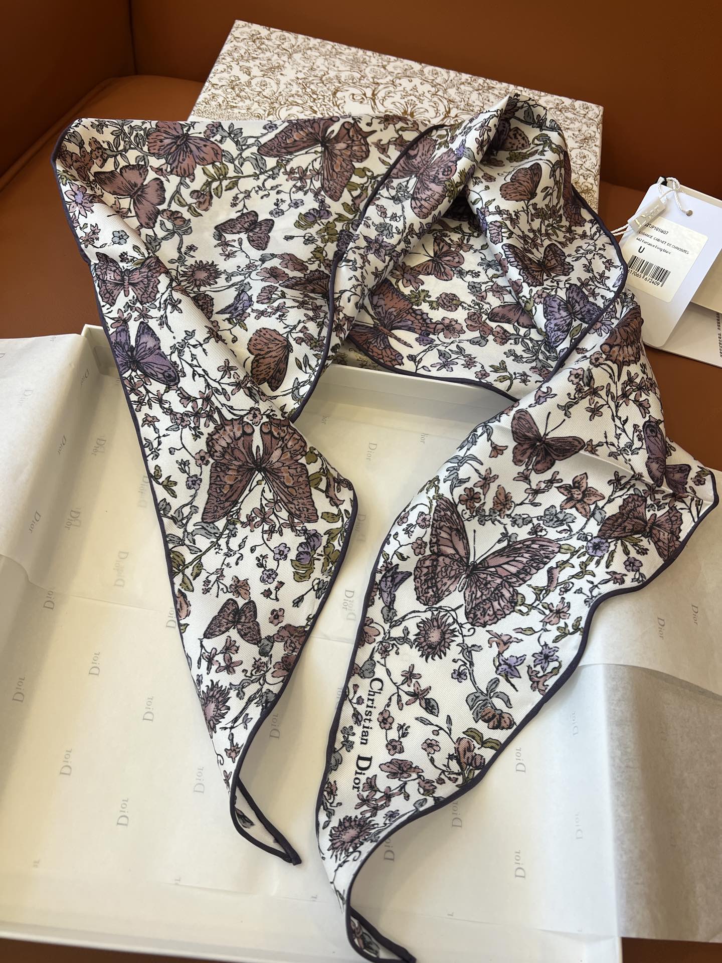 价极(不含包装)
𝐃𝐈𝐎𝐑 • 𝟐𝟓ꫛꫀꪝ《菱形巾-茹伊蝴蝶》紫色
Size：35x110cm 100%