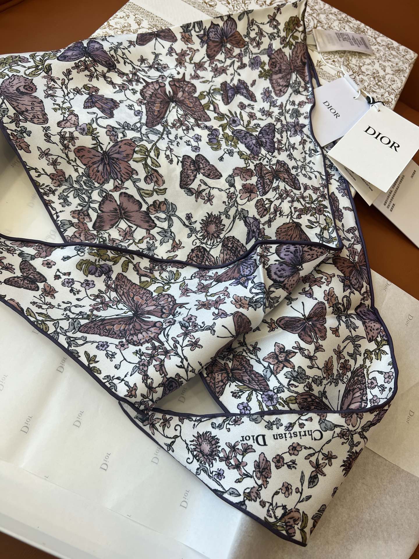 价极(不含包装)
𝐃𝐈𝐎𝐑 • 𝟐𝟓ꫛꫀꪝ《菱形巾-茹伊蝴蝶》紫色
Size：35x110cm 100%