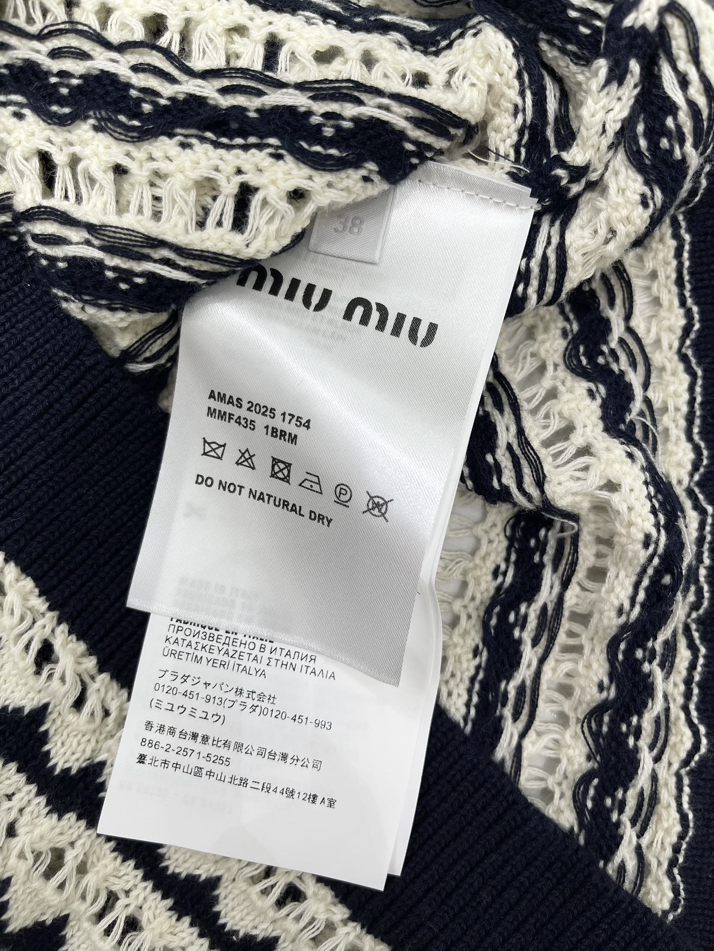 𝗠𝗜𝗨𝗠𝗜𝗨*缪缪POLO领条纹海军风针织短袖


POLO领口经典又不失时尚感，条纹元素与海军风的结合